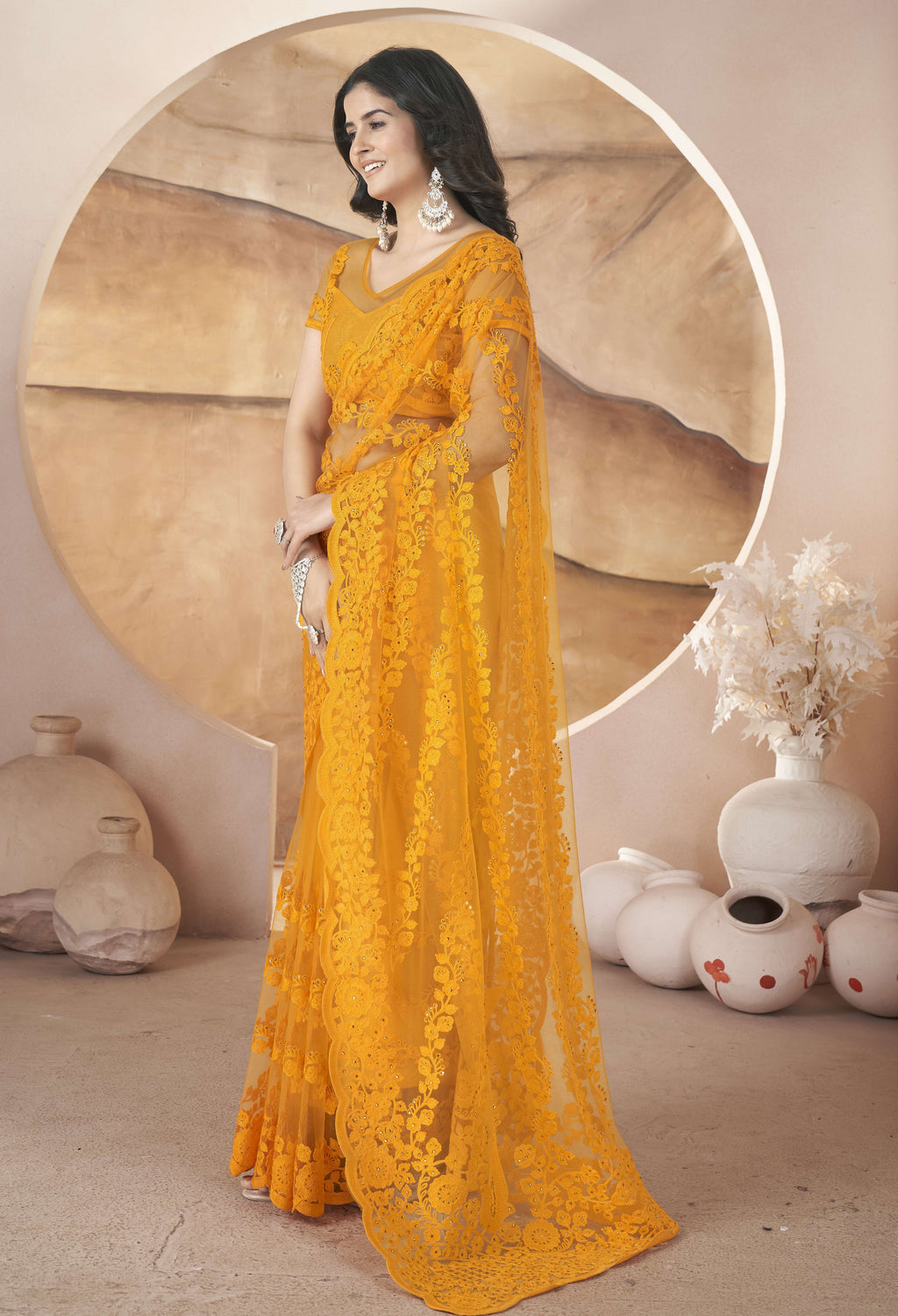 ज़री कढ़ाई और स्टोनवर्क वाली पार्टी वियर साड़ी