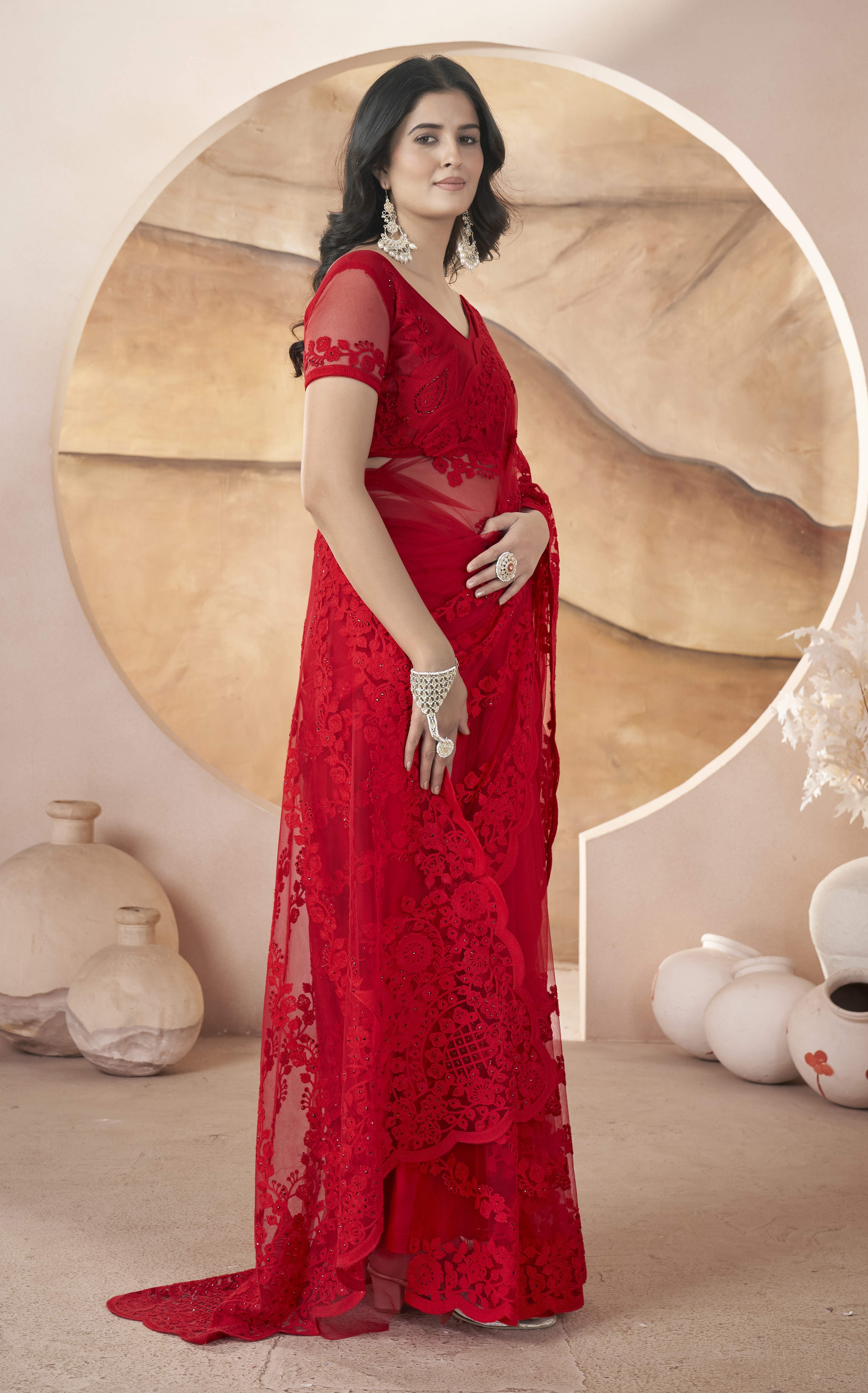 ज़री कढ़ाई और स्टोनवर्क वाली पार्टी वियर साड़ी