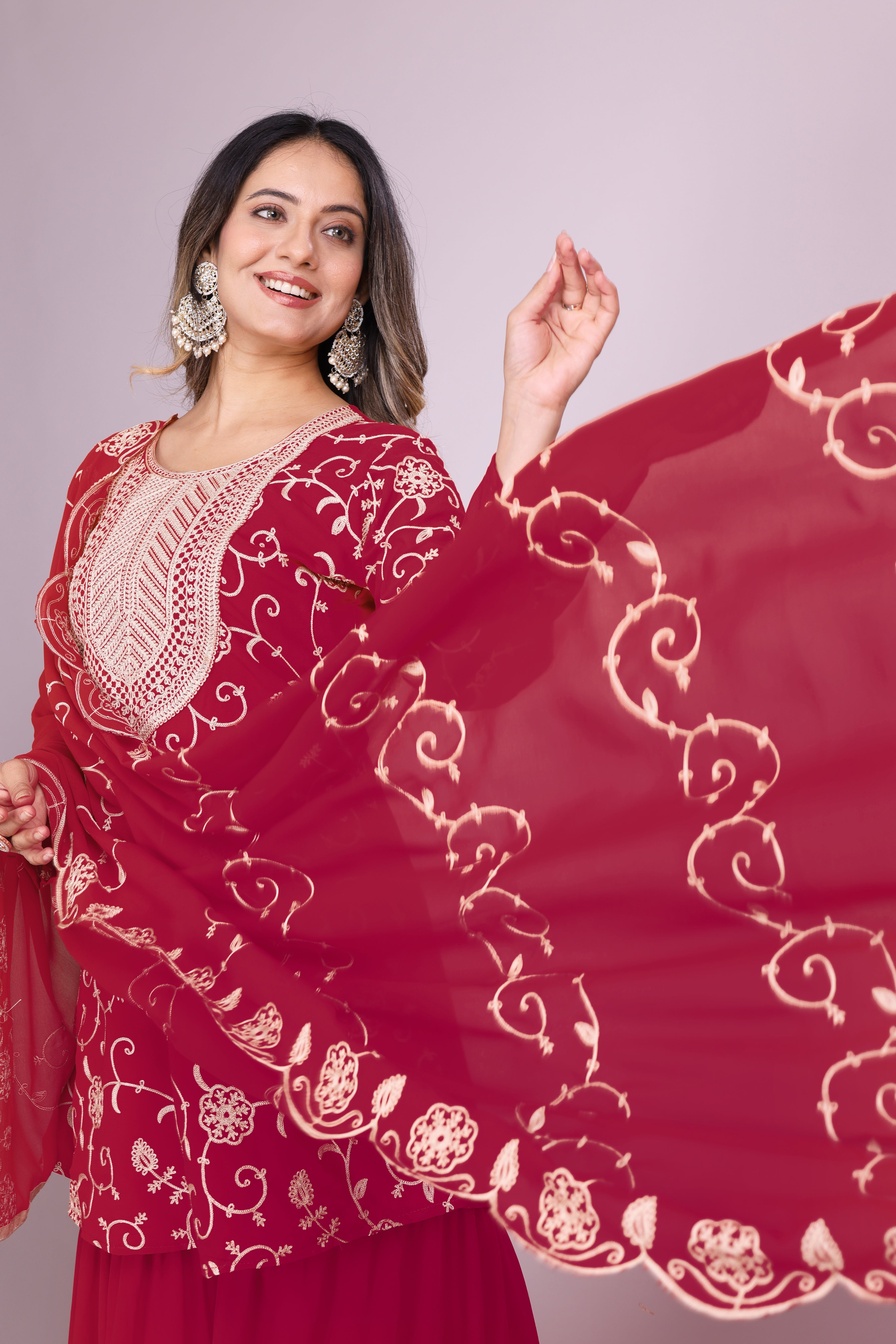 डिज़ाइनर कढ़ाई वाला जॉर्जेट शरारा सूट दुपट्टे के साथ
