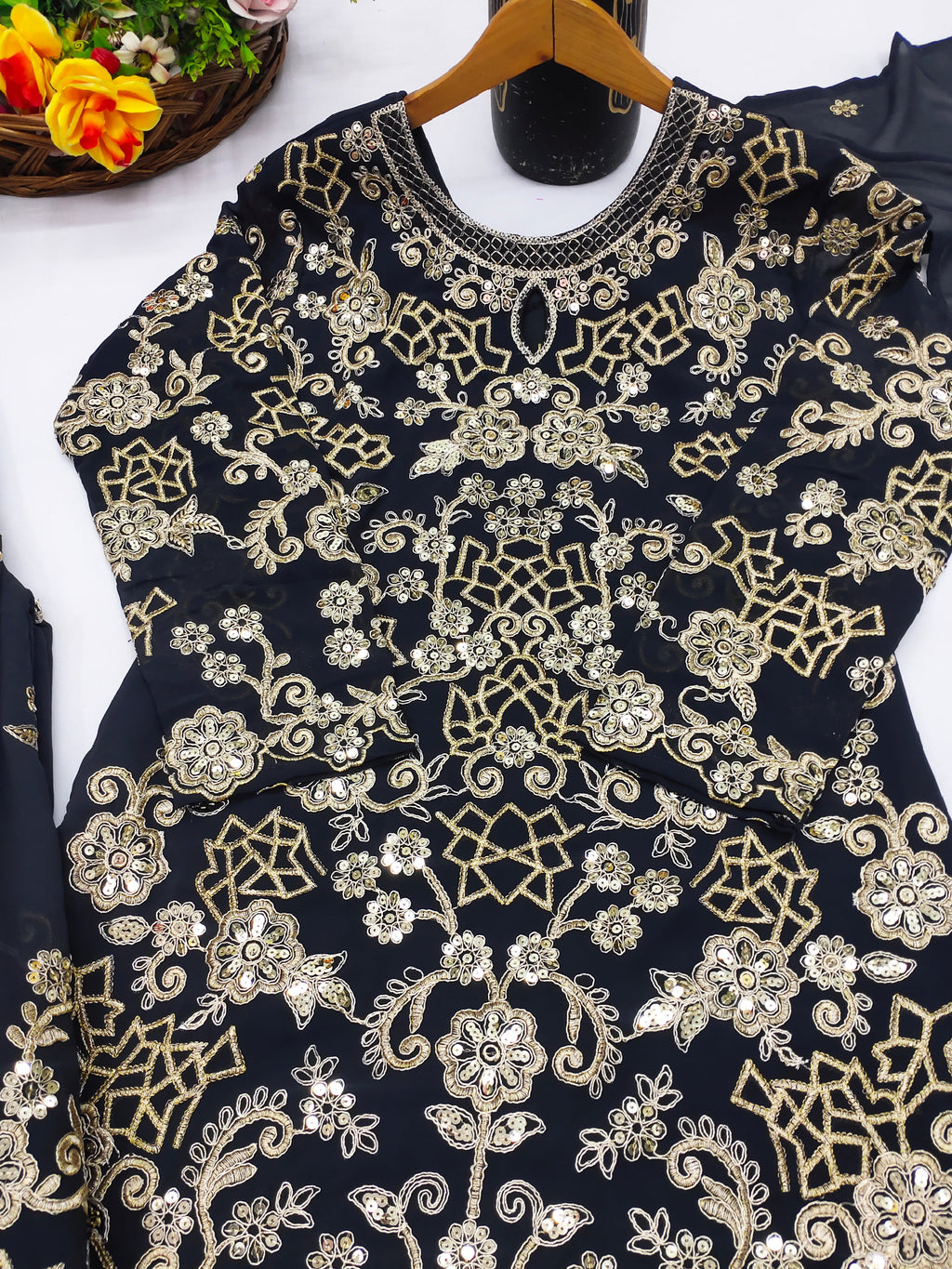 कोडिंग सीक्वेंस कढ़ाई वर्क के साथ डिज़ाइनर शरारा सूट