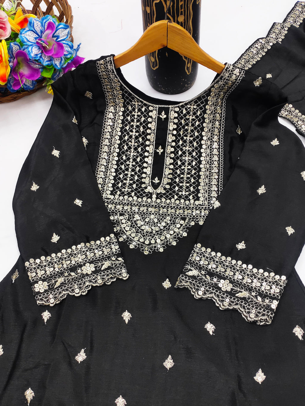 डिजाइनर सूट शरारा और दुपट्टा अनुक्रम कढ़ाई काम के साथ