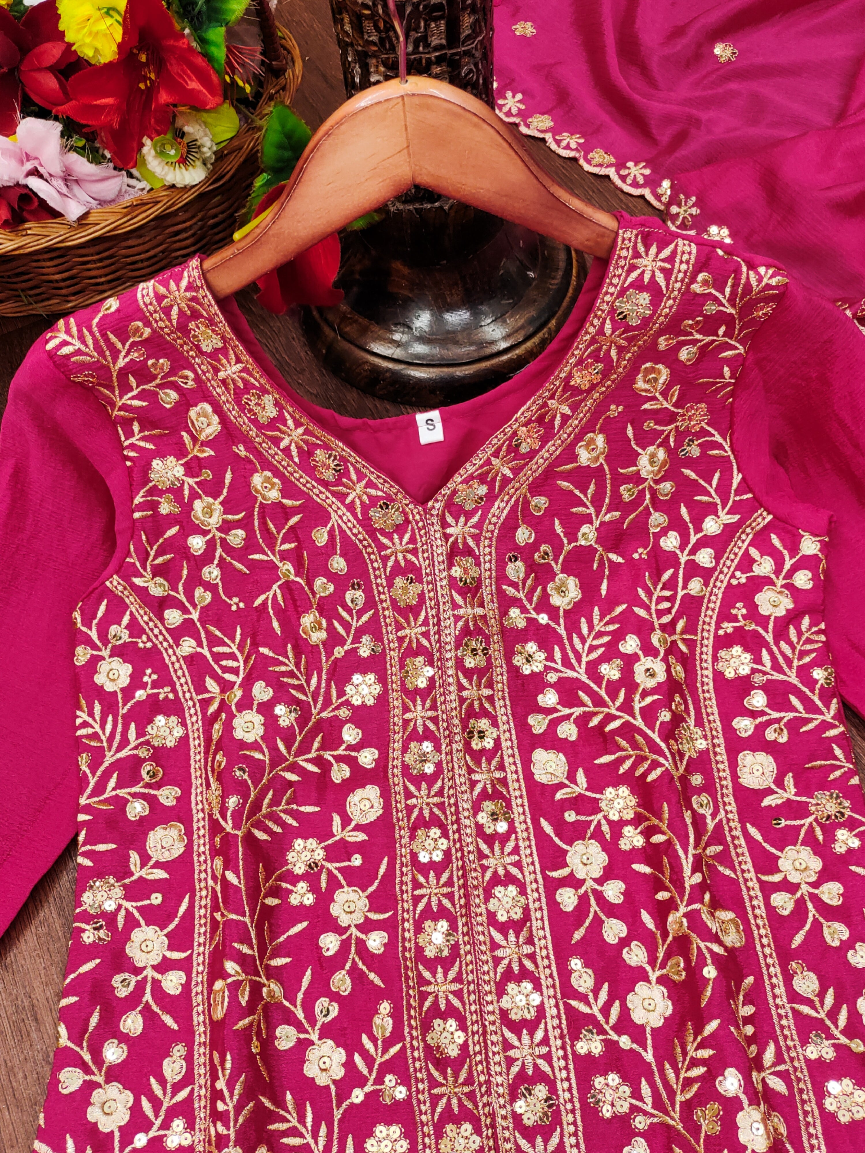 सीक्वेंस कढ़ाई वर्क के साथ डिज़ाइनर पार्टी वियर सूट सेट