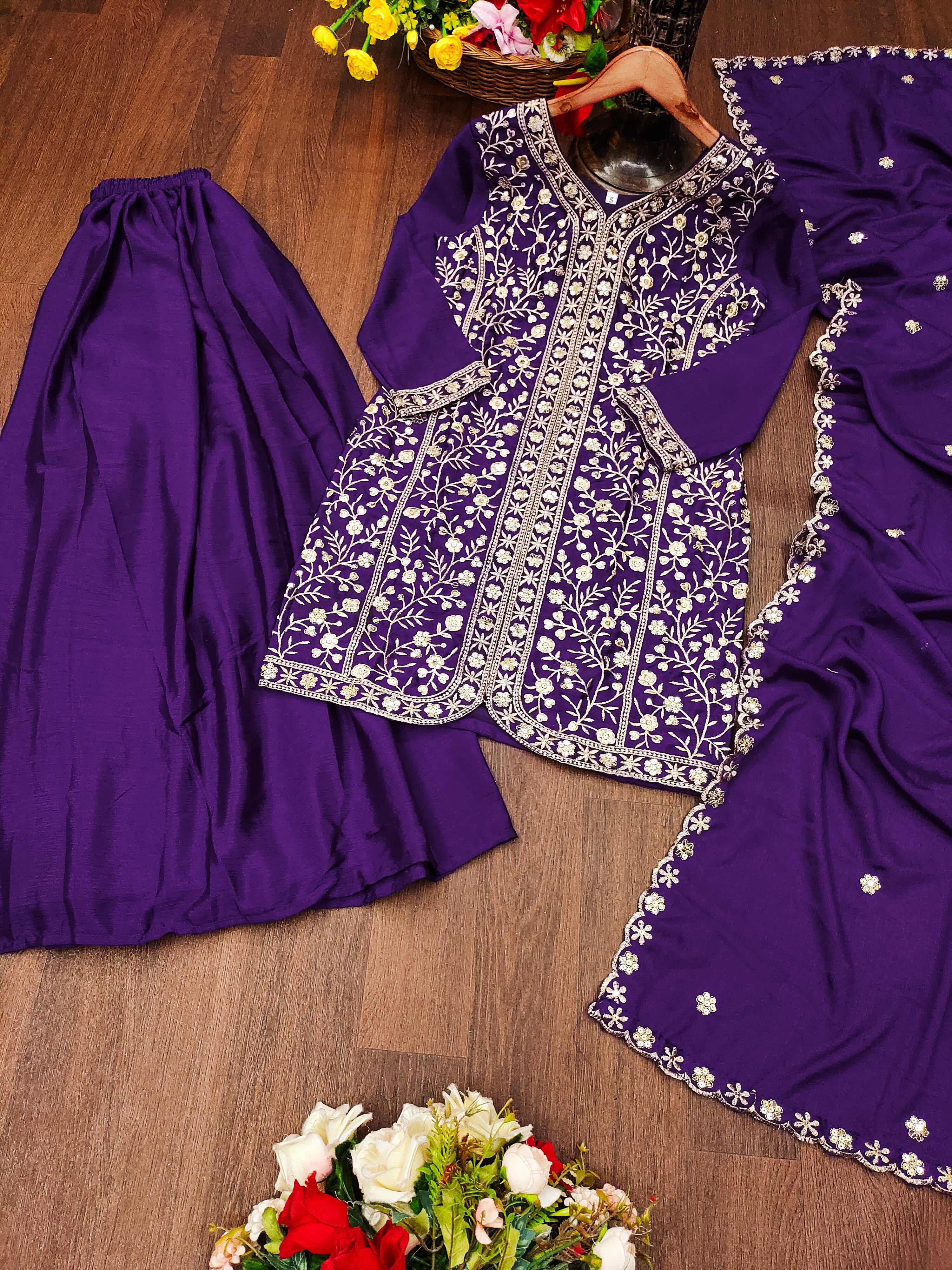 सीक्वेंस कढ़ाई वर्क के साथ डिज़ाइनर पार्टी वियर सूट सेट