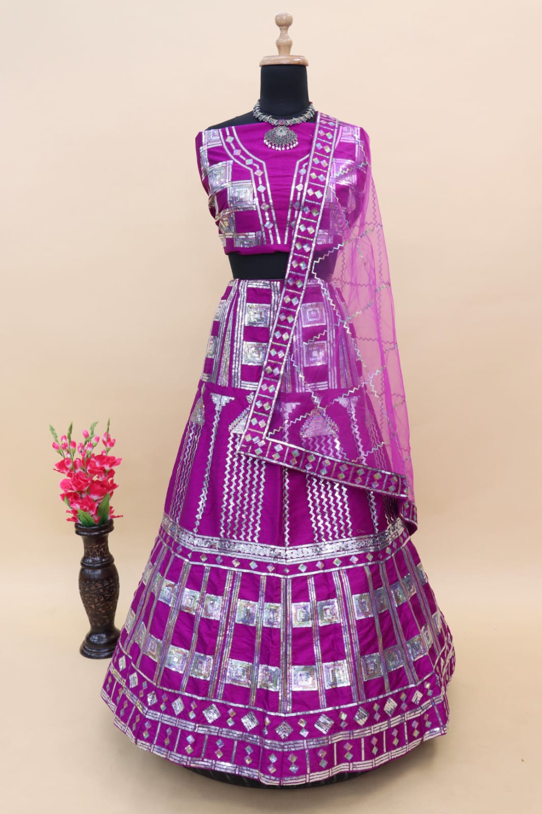 डिज़ाइनर पार्टी वियर लुक लहंगा-चोली