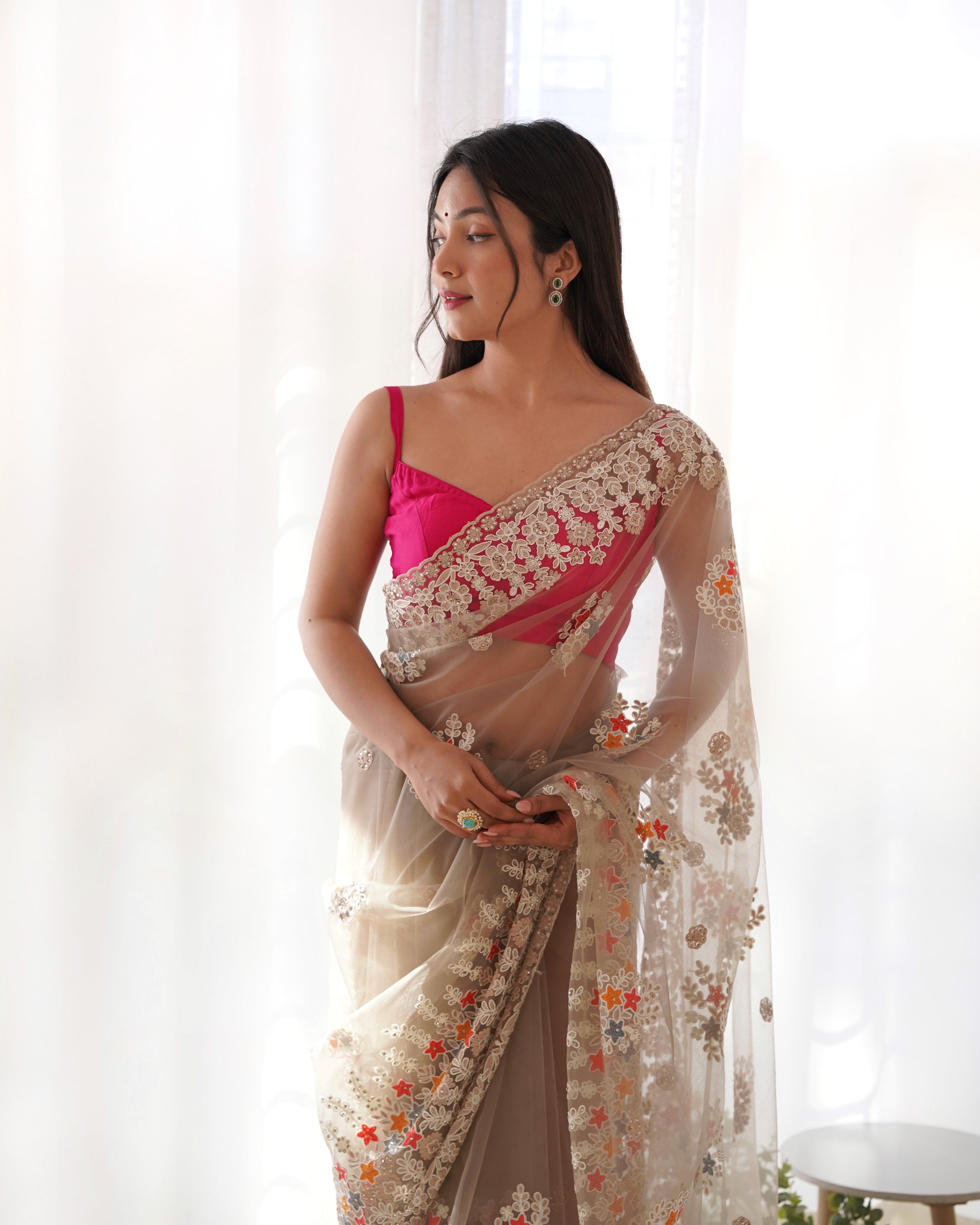 धागे और ज़री की कढ़ाई वाली पार्टी वियर साड़ी