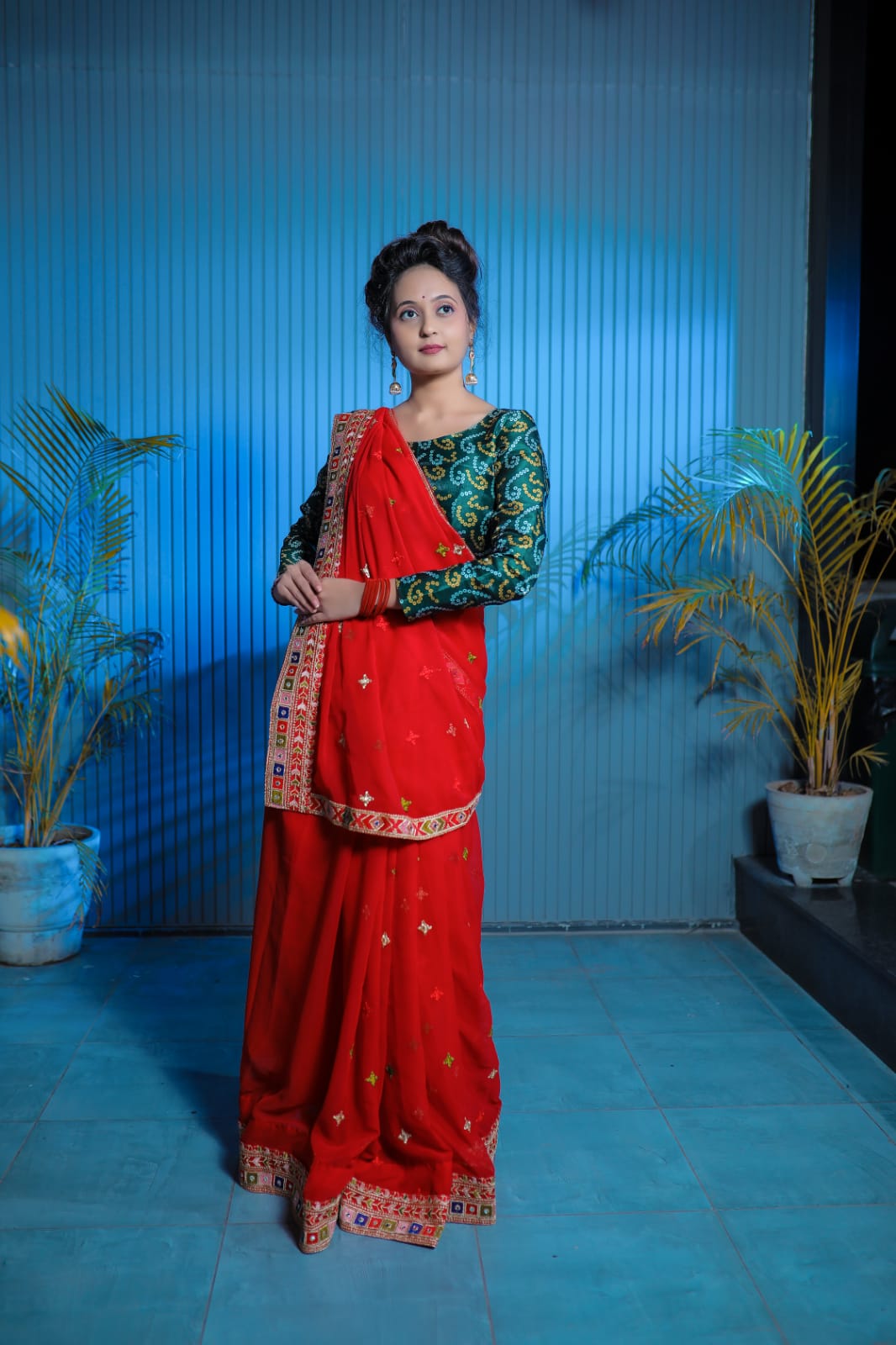 कढ़ाई धागे और मिरर वर्क के साथ पार्टी वियर डिज़ाइनर साड़ी