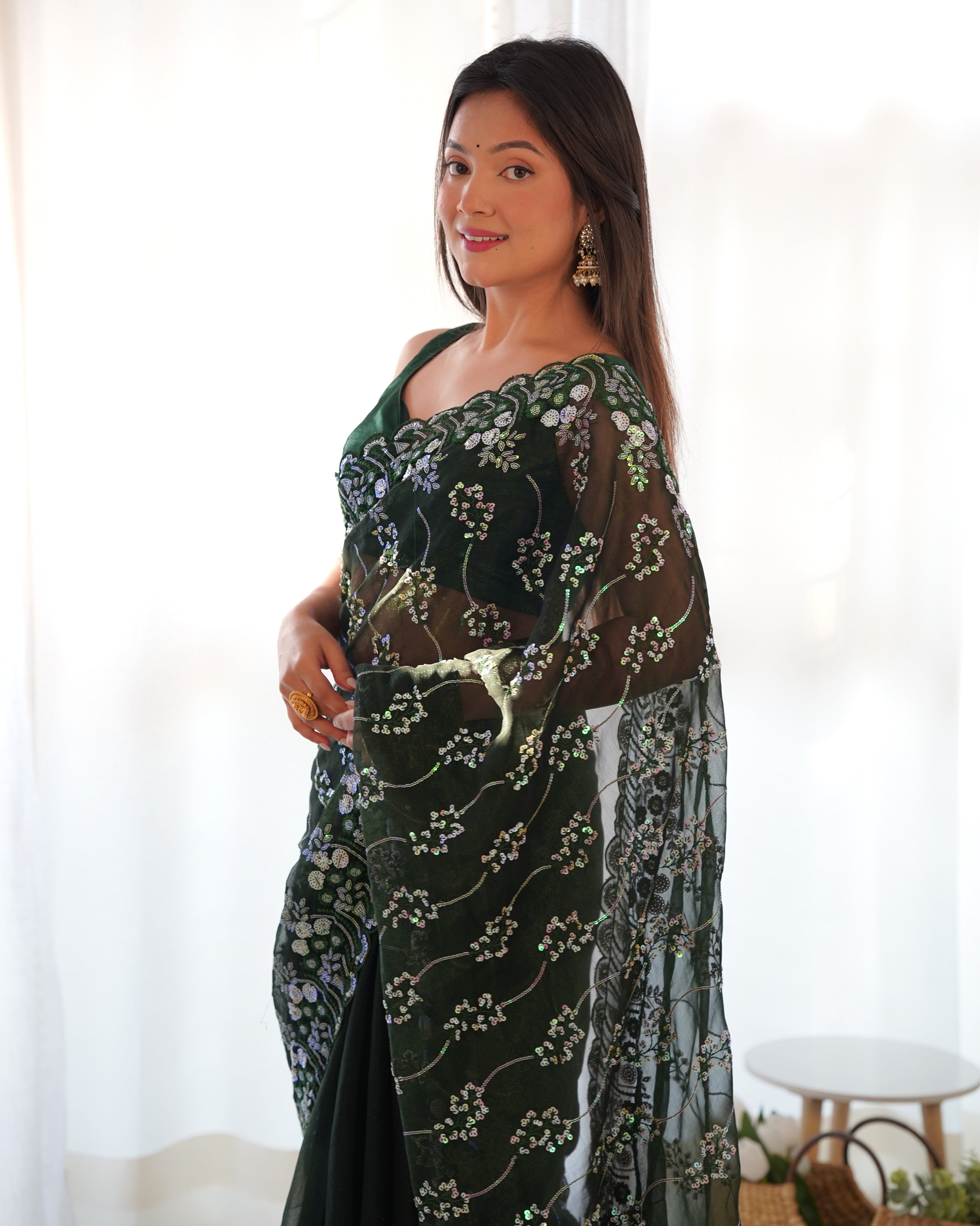 डिज़ाइनर सीक्वेंस एम्ब्रॉयडरी वर्क वाली पार्टी वियर साड़ी