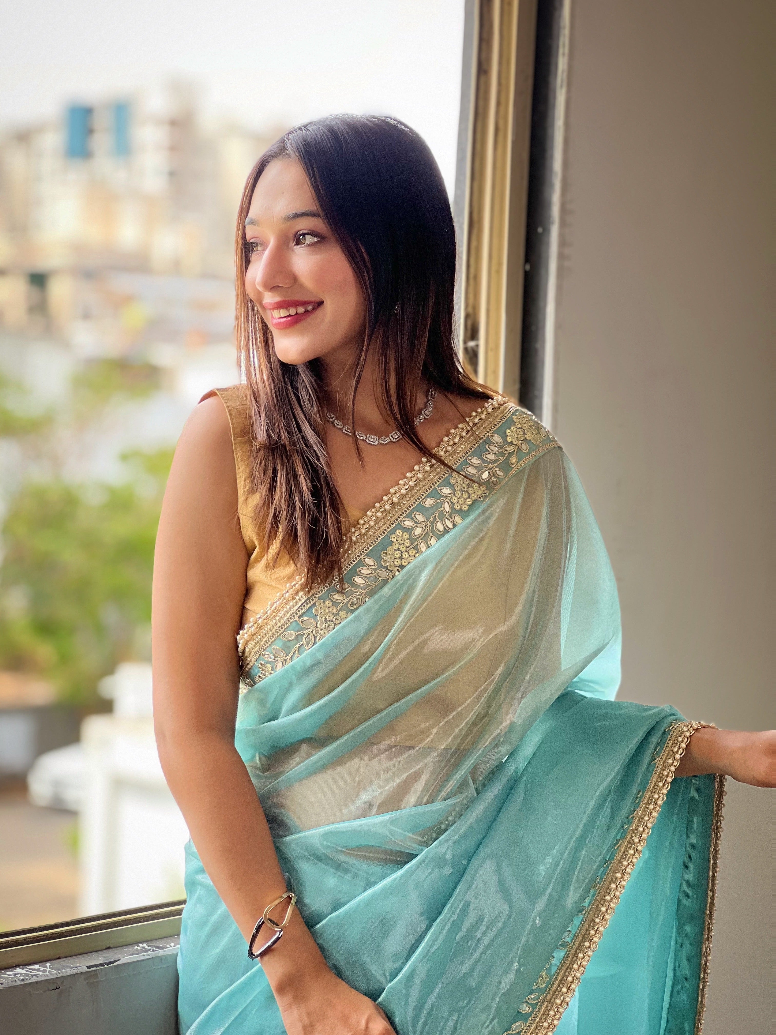 असली मिरर वर्क वाली डिज़ाइनर पार्टी वियर साड़ी