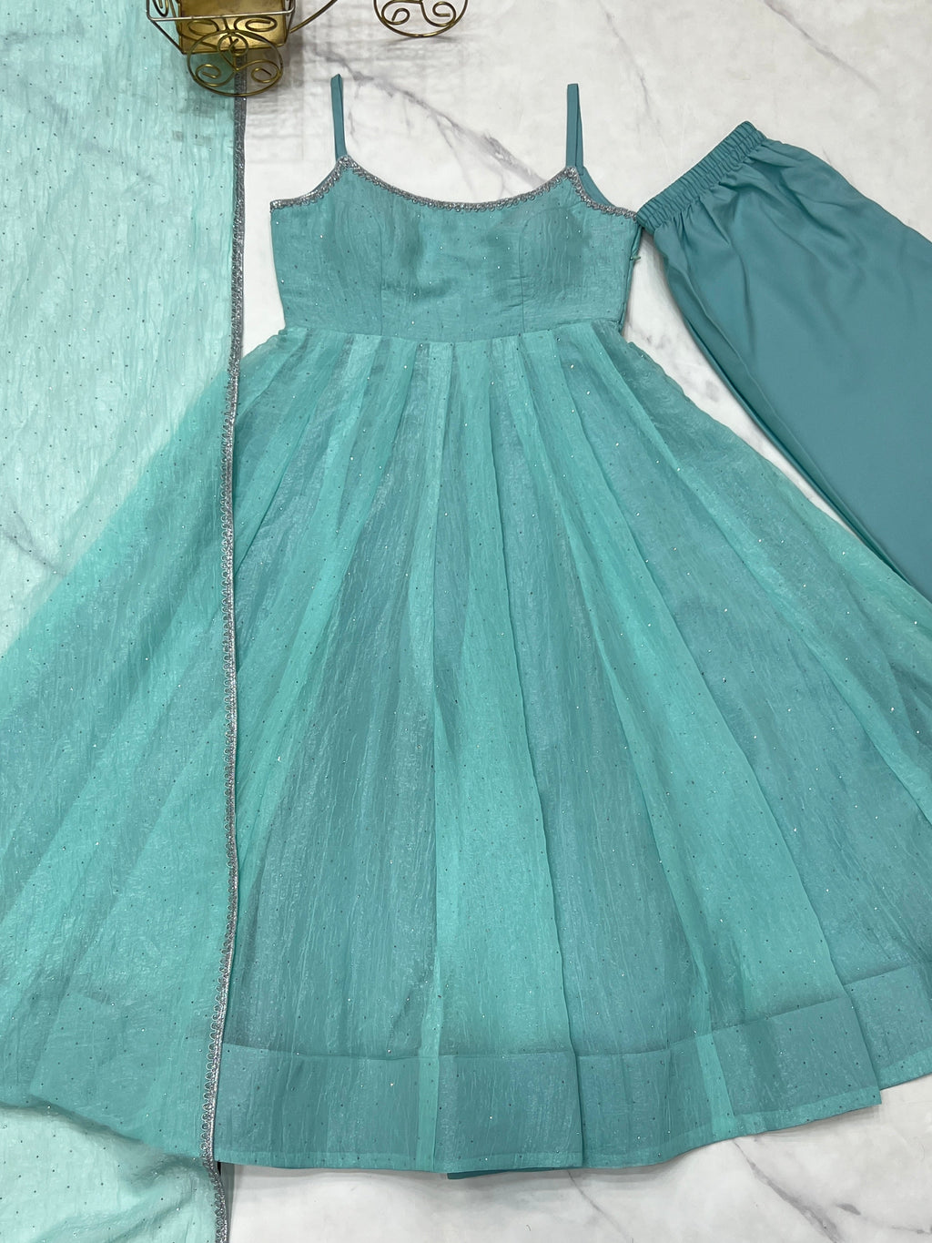 पार्टी वियर सुंदर अनारकली गाउन और दुपट्टे के साथ पैंट