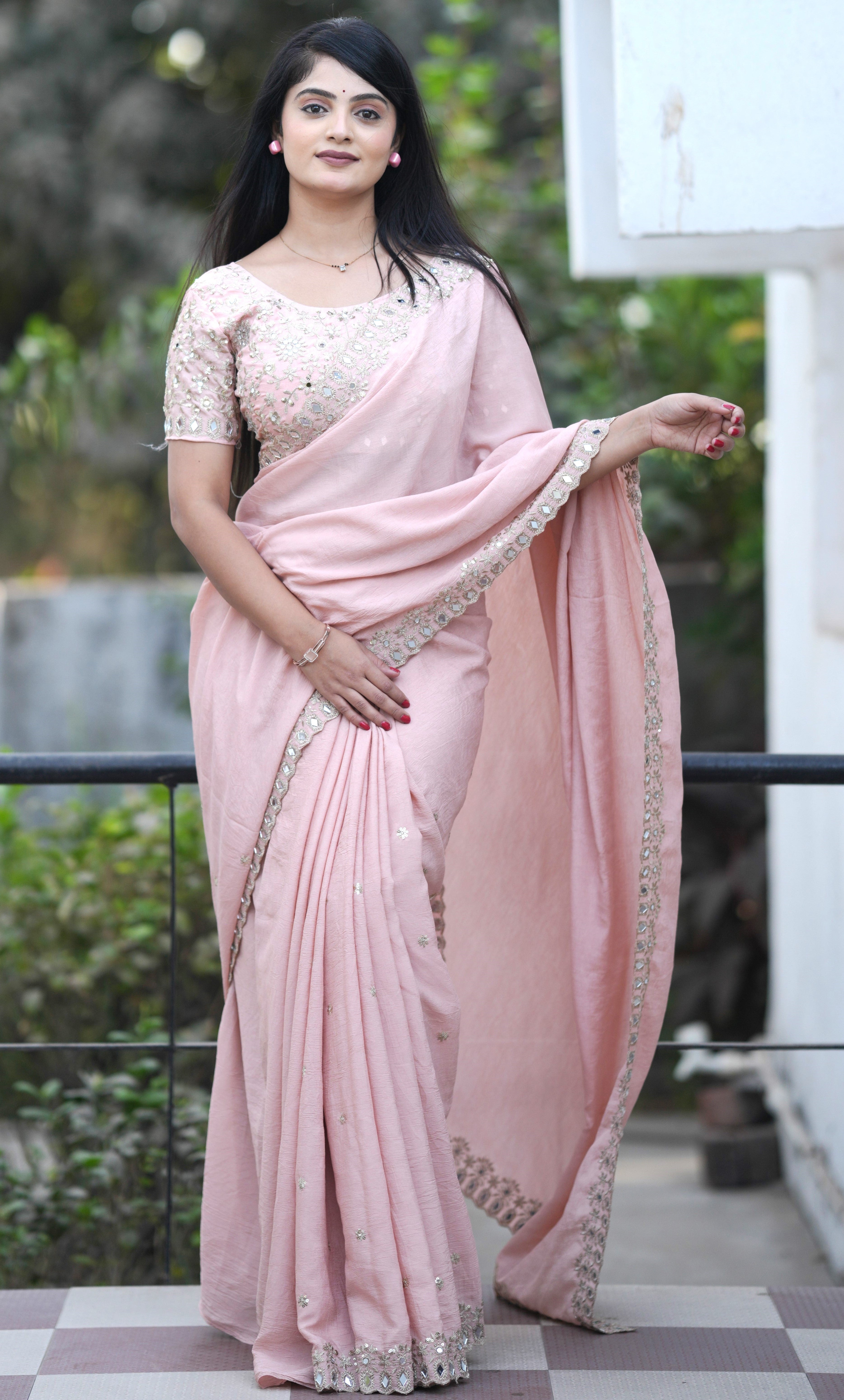 धागे की कढ़ाई और असली शीशे के काम वाली डिज़ाइनर साड़ी