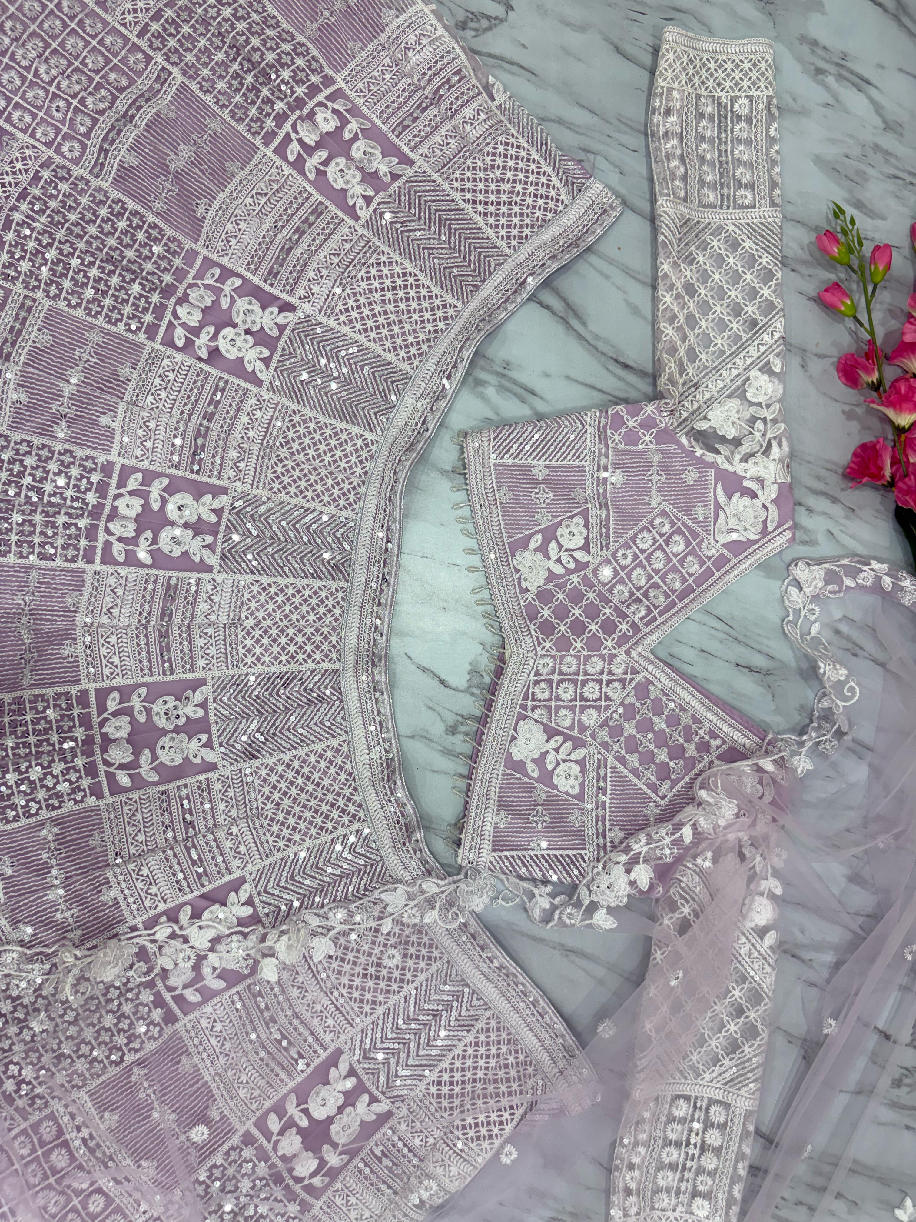 रेशम कढ़ाई के काम के साथ पार्टी वियर डिज़ाइनर लहंगा चोली