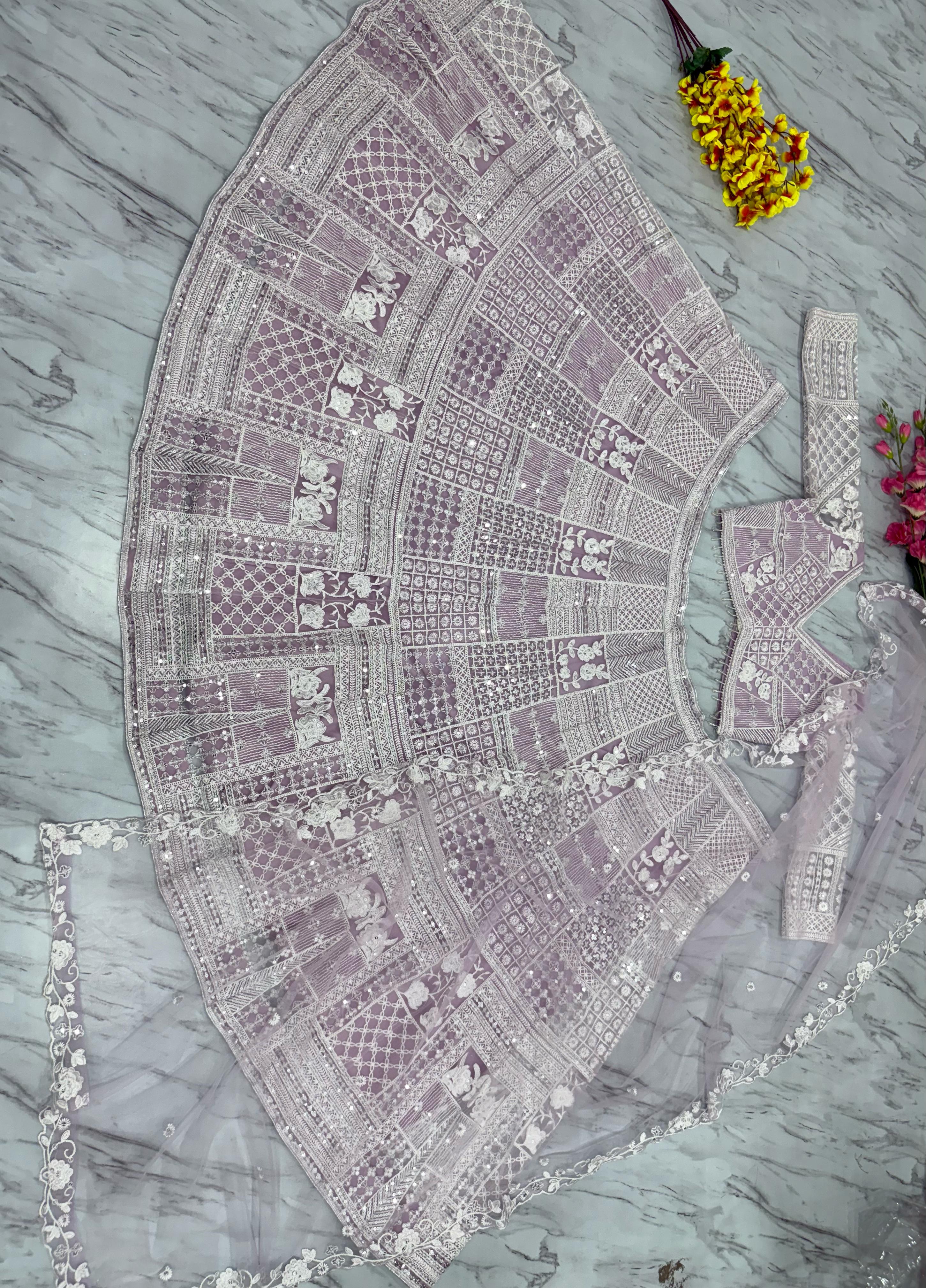 रेशम कढ़ाई के काम के साथ पार्टी वियर डिज़ाइनर लहंगा चोली