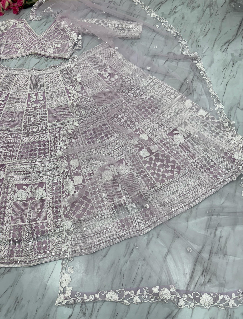 रेशम कढ़ाई के काम के साथ पार्टी वियर डिज़ाइनर लहंगा चोली