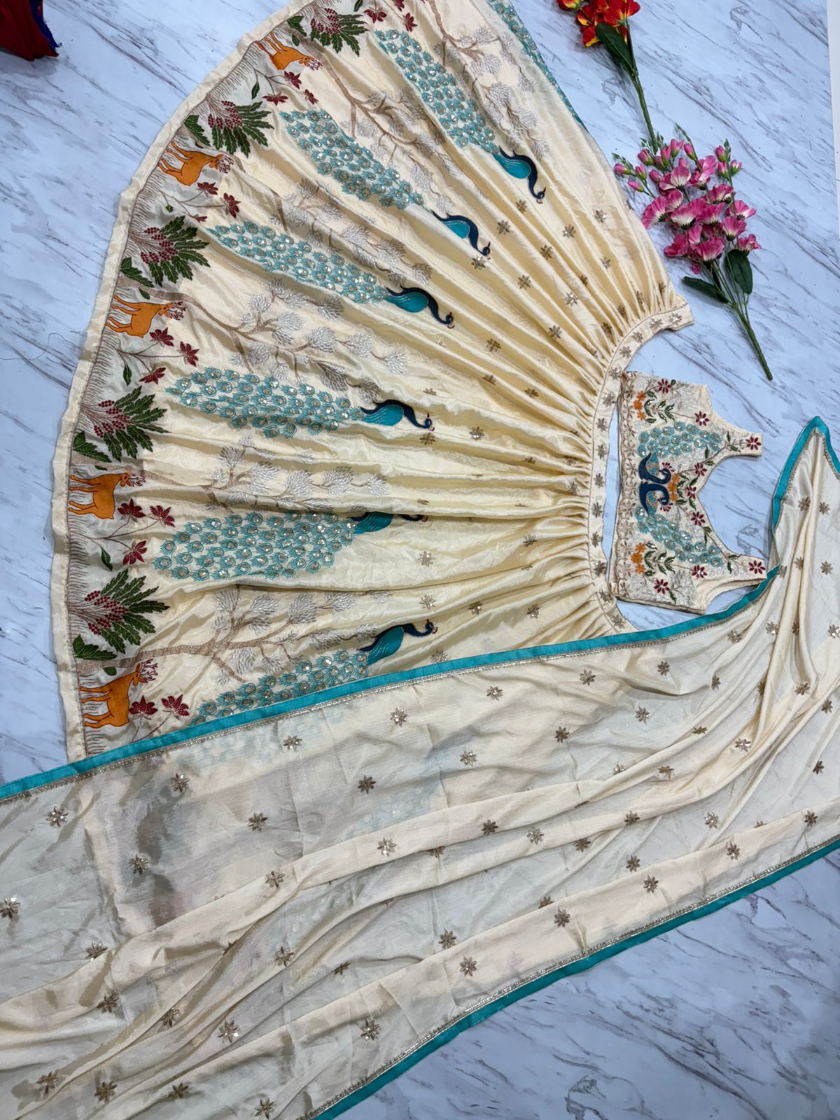 सुंदर मल्टी थ्रेड कढ़ाई के साथ डिज़ाइनर लहंगा चोली