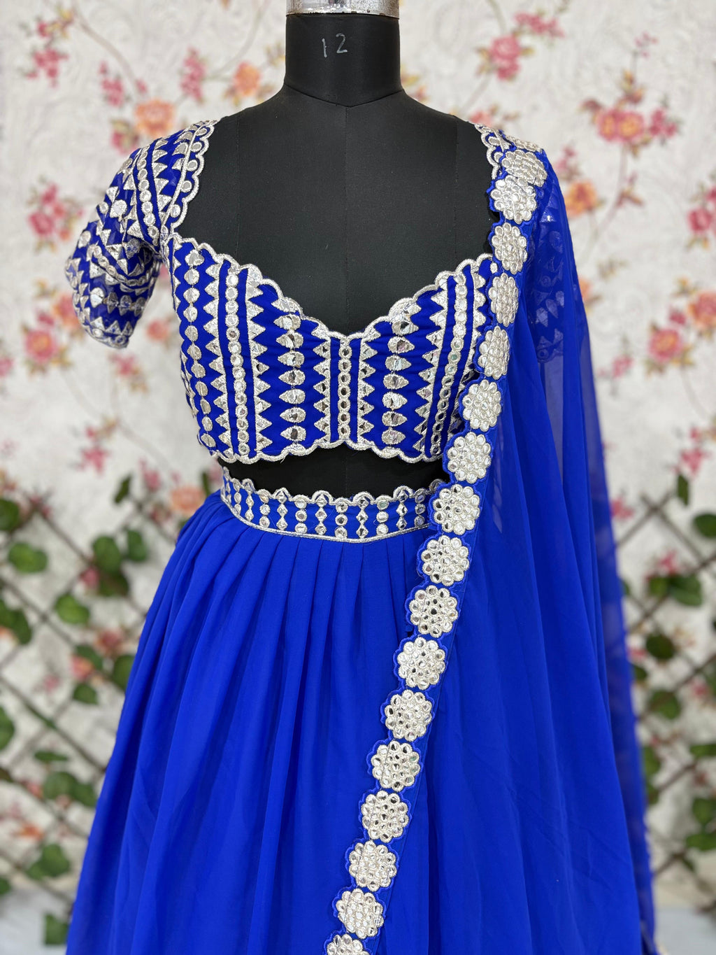 डिज़ाइनर पार्टी वियर लुक लहंगा चोली फ़ॉइल मिरर वर्क के साथ