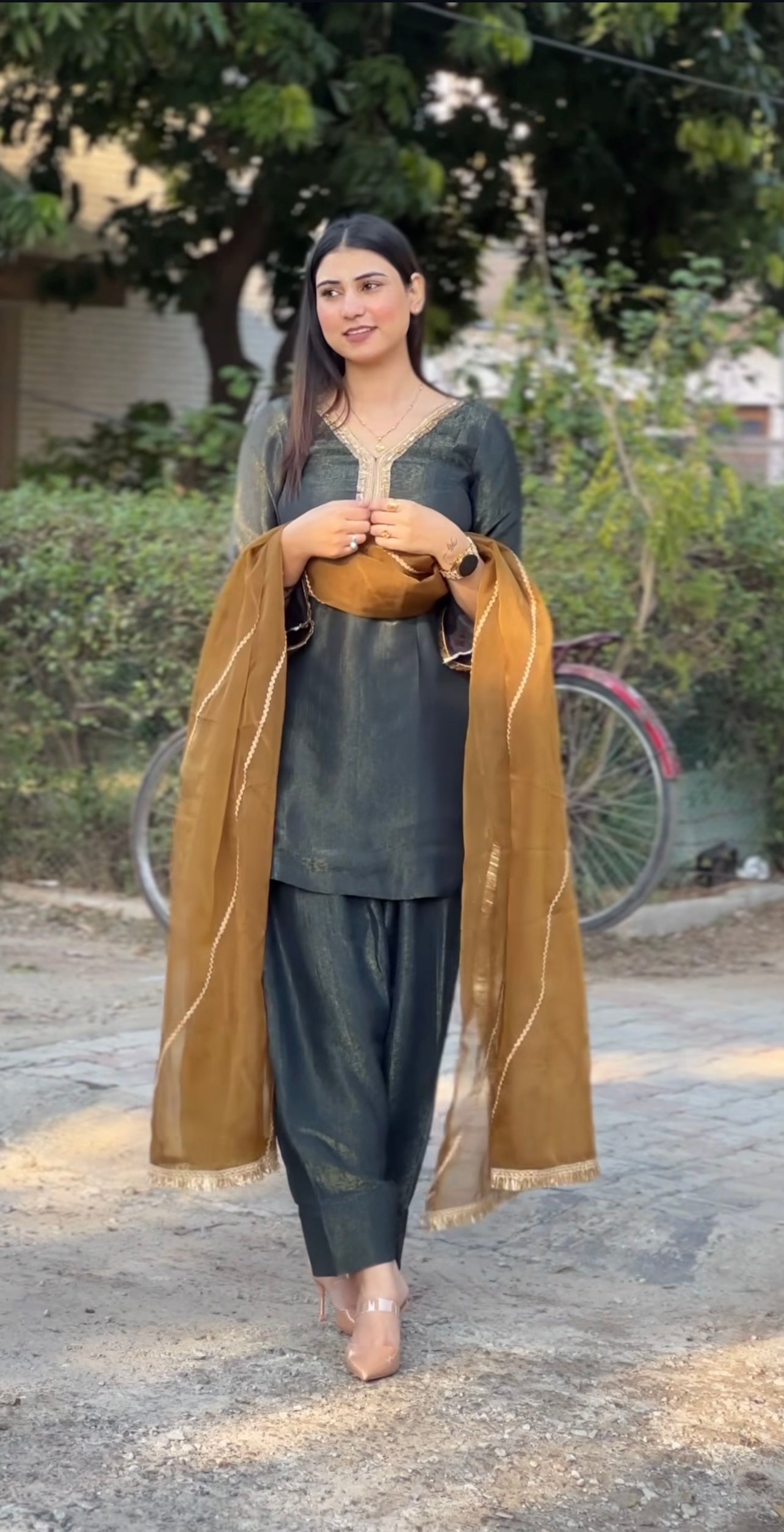 पार्टी में पहनने के लिए सुंदर टॉप और बॉटम दुपट्टे के साथ