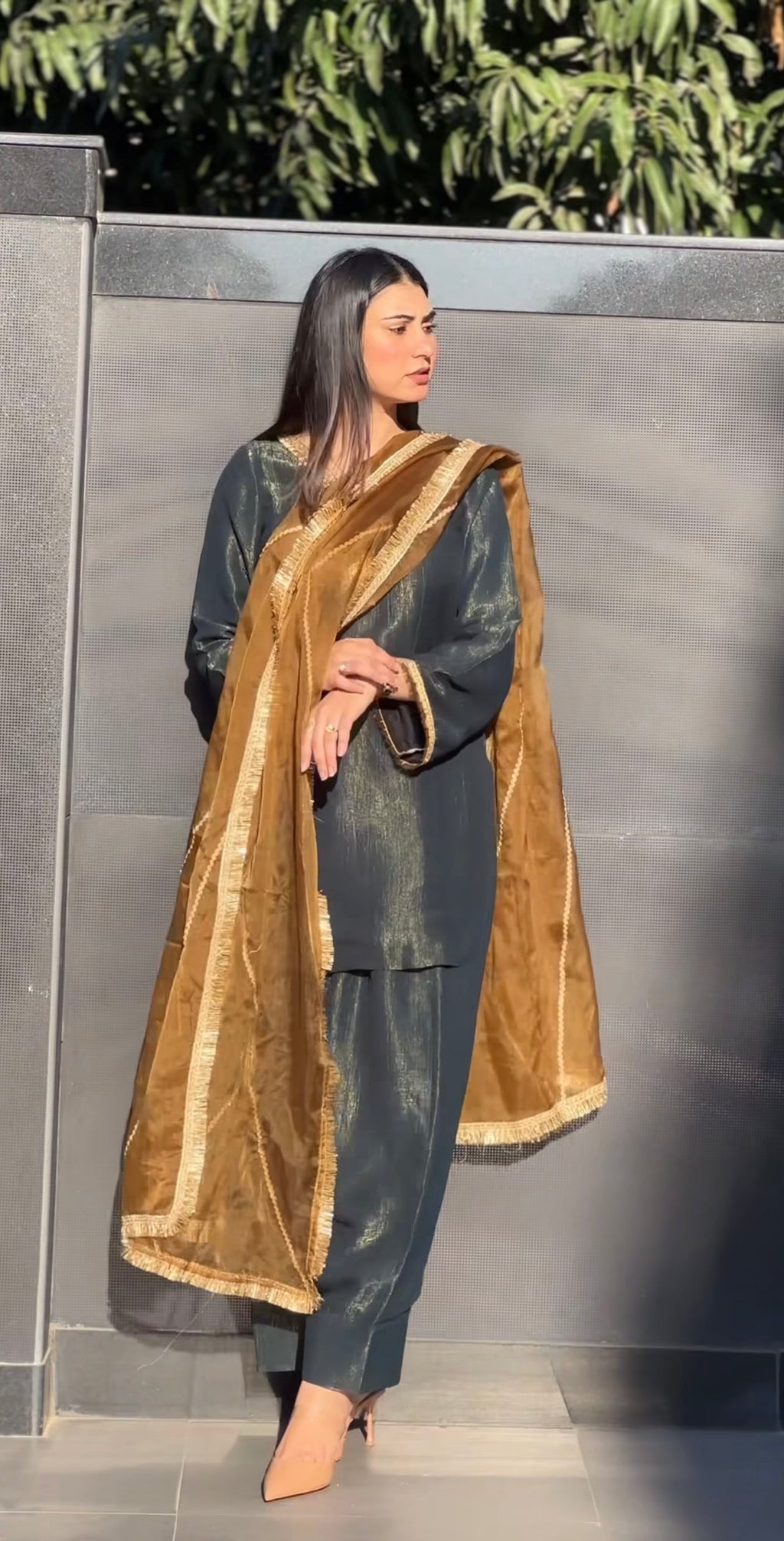 पार्टी में पहनने के लिए सुंदर टॉप और बॉटम दुपट्टे के साथ