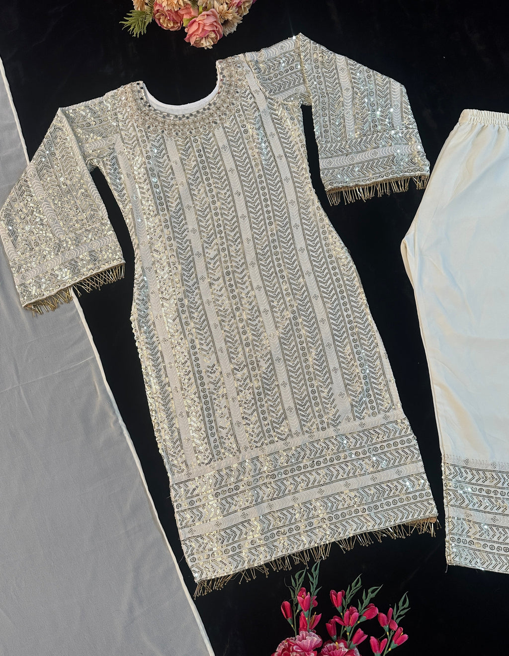 कढ़ाई के काम के साथ पार्टी वियर फैंसी टॉप पेंट और दुपट्टा