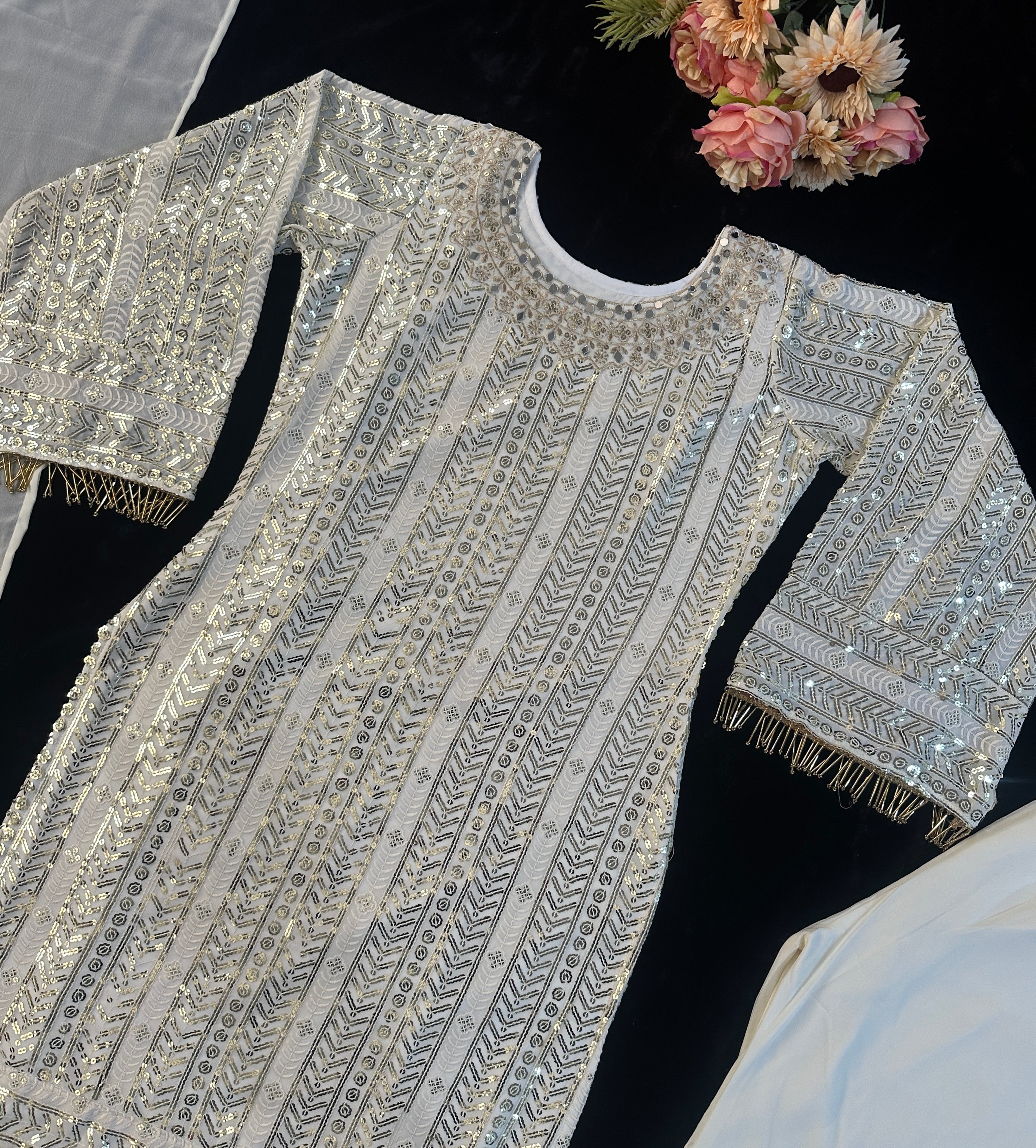 कढ़ाई के काम के साथ पार्टी वियर फैंसी टॉप पेंट और दुपट्टा