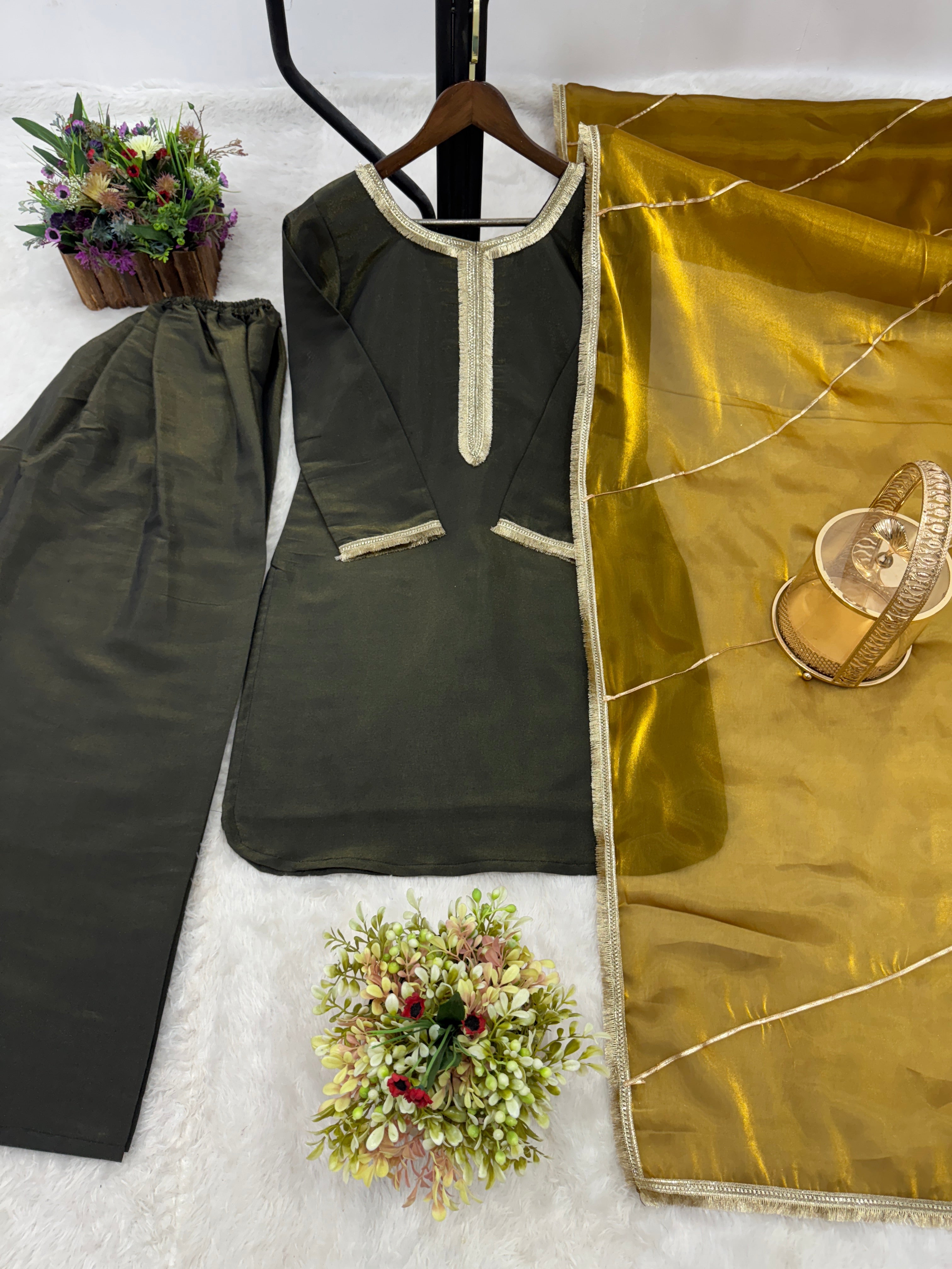 पार्टी में पहनने के लिए सुंदर टॉप और बॉटम दुपट्टे के साथ