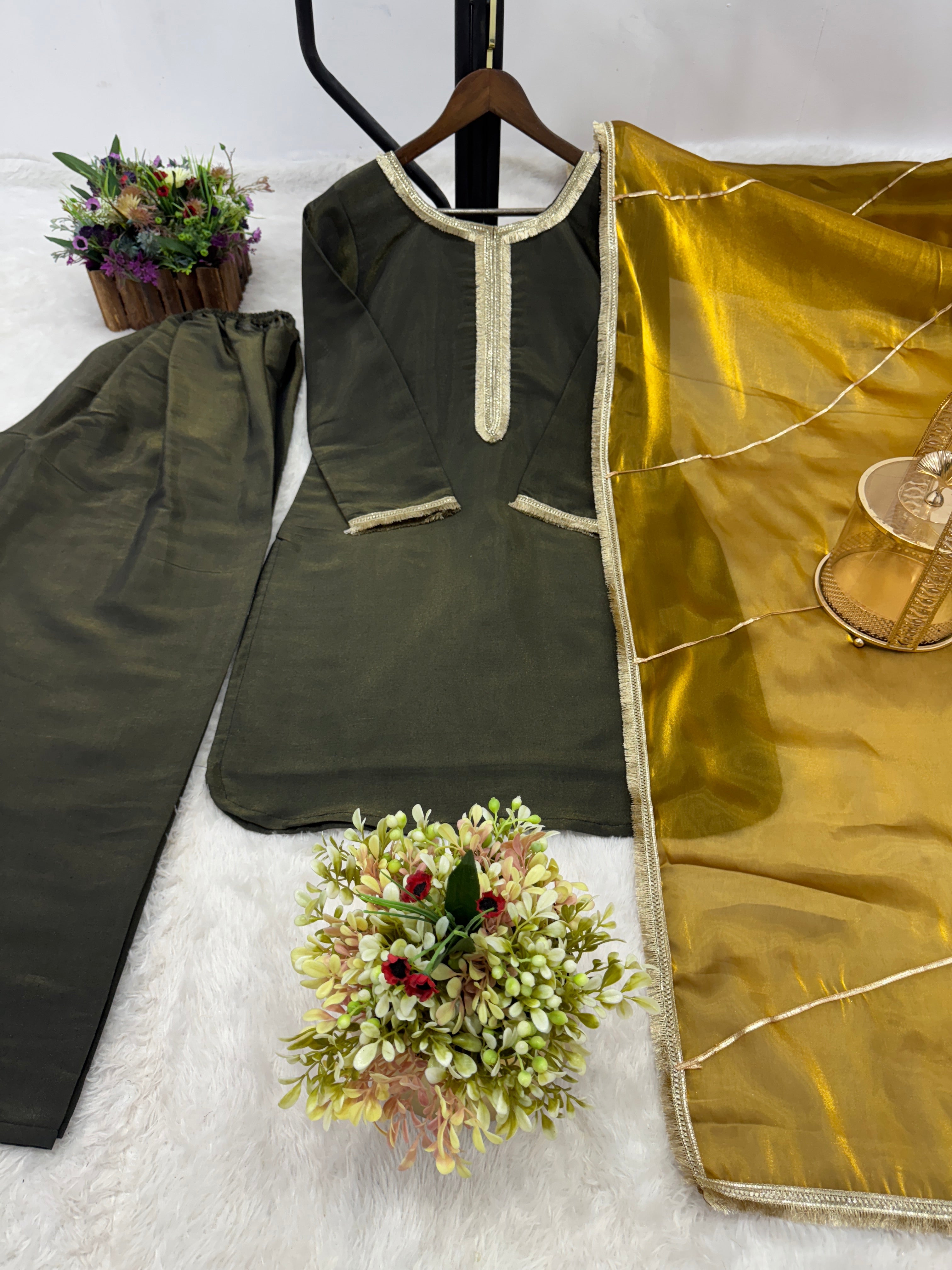 पार्टी में पहनने के लिए सुंदर टॉप और बॉटम दुपट्टे के साथ