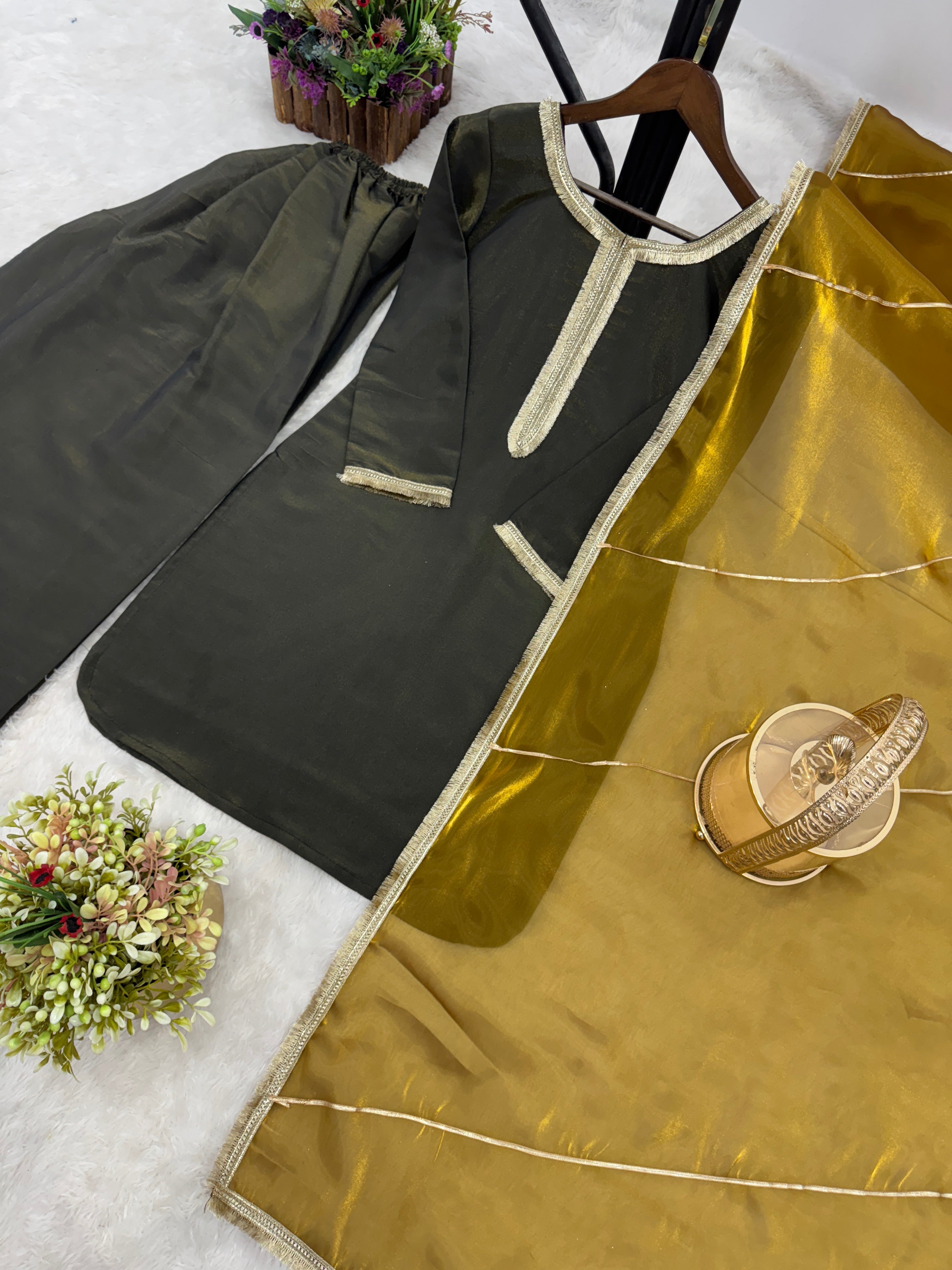 पार्टी में पहनने के लिए सुंदर टॉप और बॉटम दुपट्टे के साथ