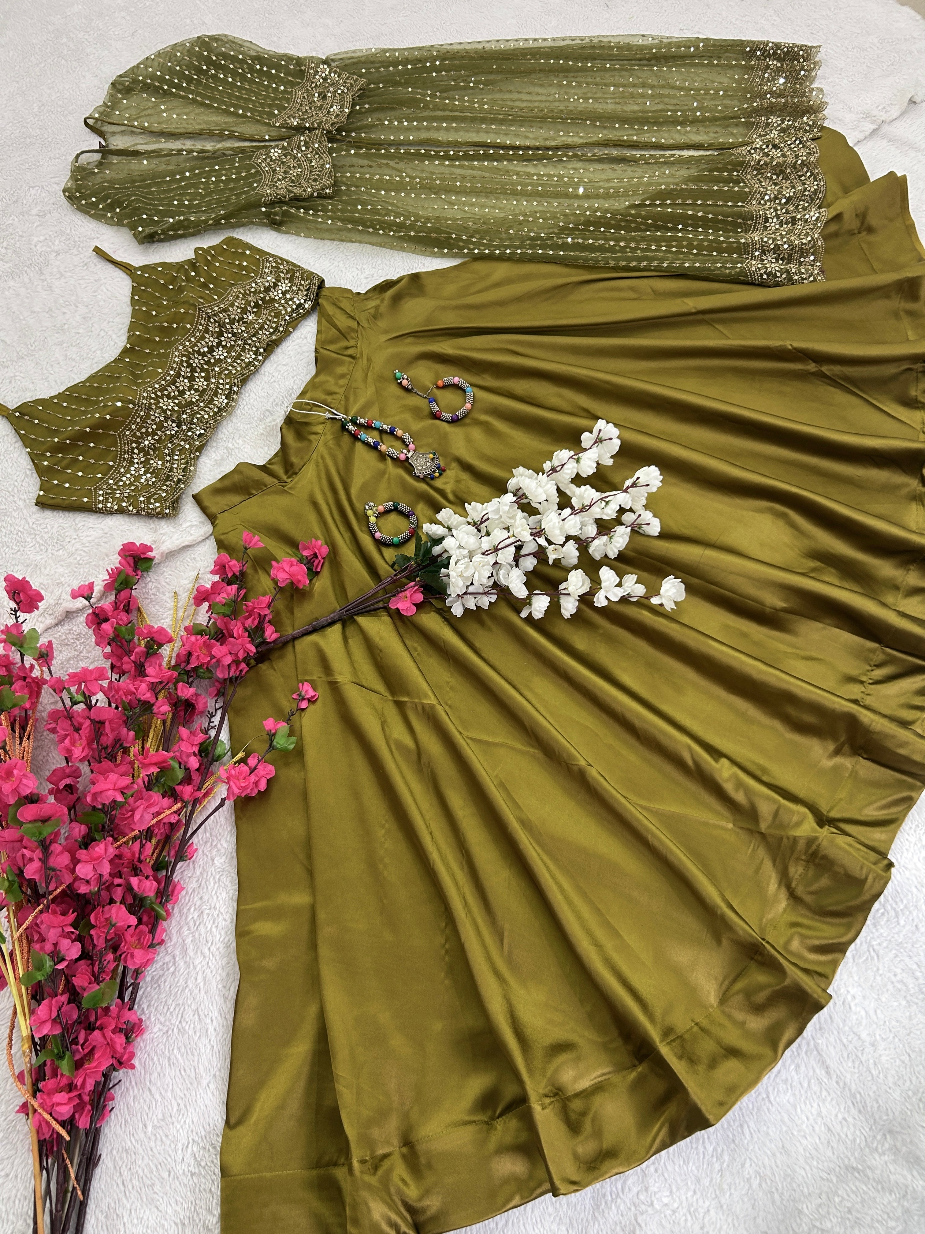 कढ़ाई अनुक्रम कार्य के साथ डिजाइनर पार्टी वियर लुक सूट सेट