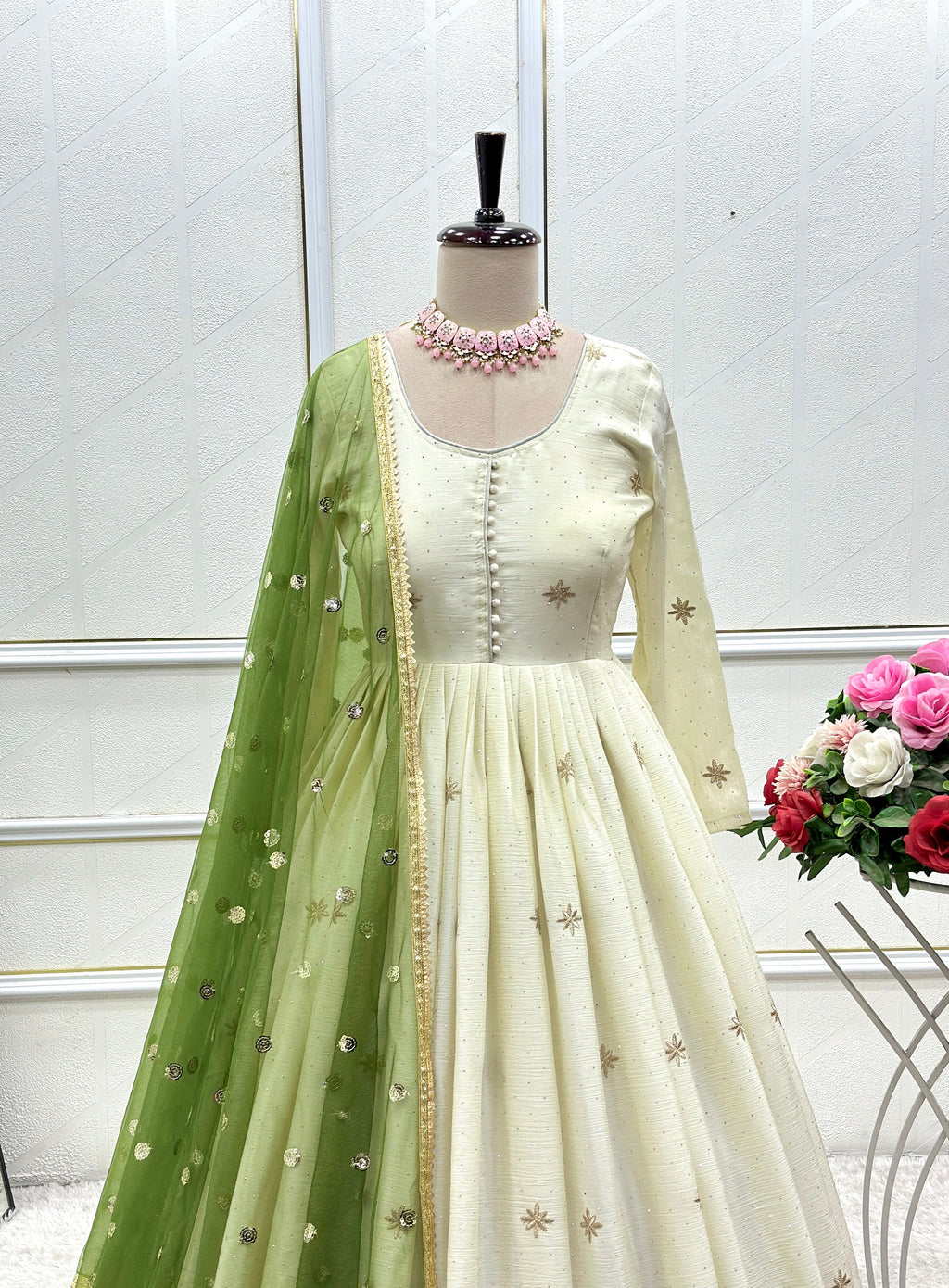 डिज़ाइनर ट्रेडिशनल लुक हैवी गाउन, पैंट और दुपट्टा