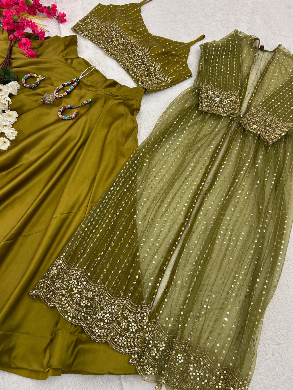 कढ़ाई अनुक्रम कार्य के साथ डिजाइनर पार्टी वियर लुक सूट सेट