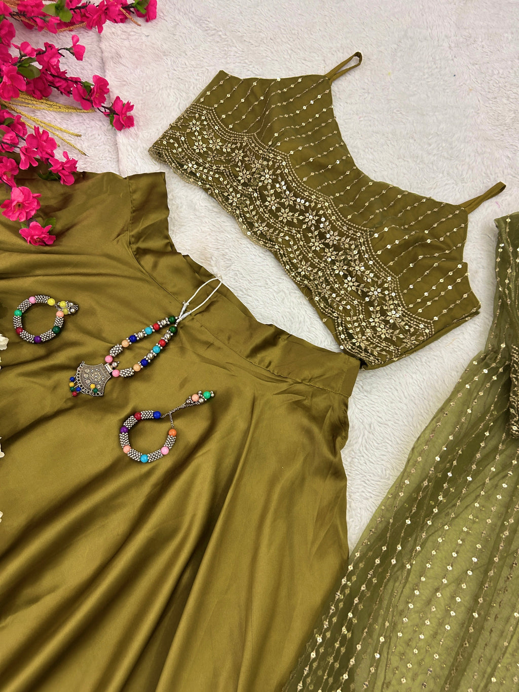 कढ़ाई अनुक्रम कार्य के साथ डिजाइनर पार्टी वियर लुक सूट सेट