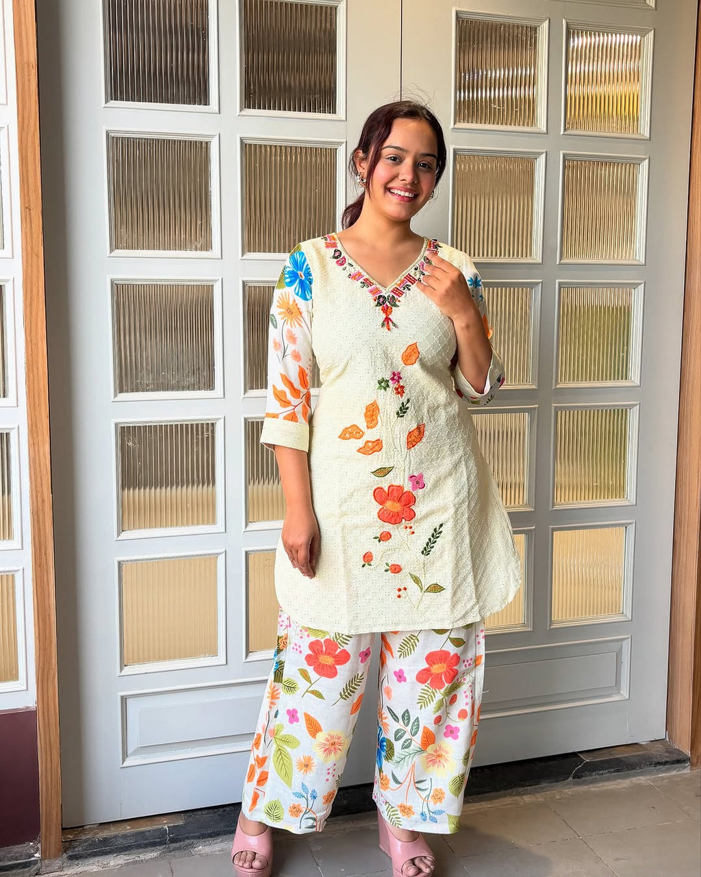 कढ़ाई के काम के साथ पार्टी वियर लुक खूबसूरत टॉप और बॉटम