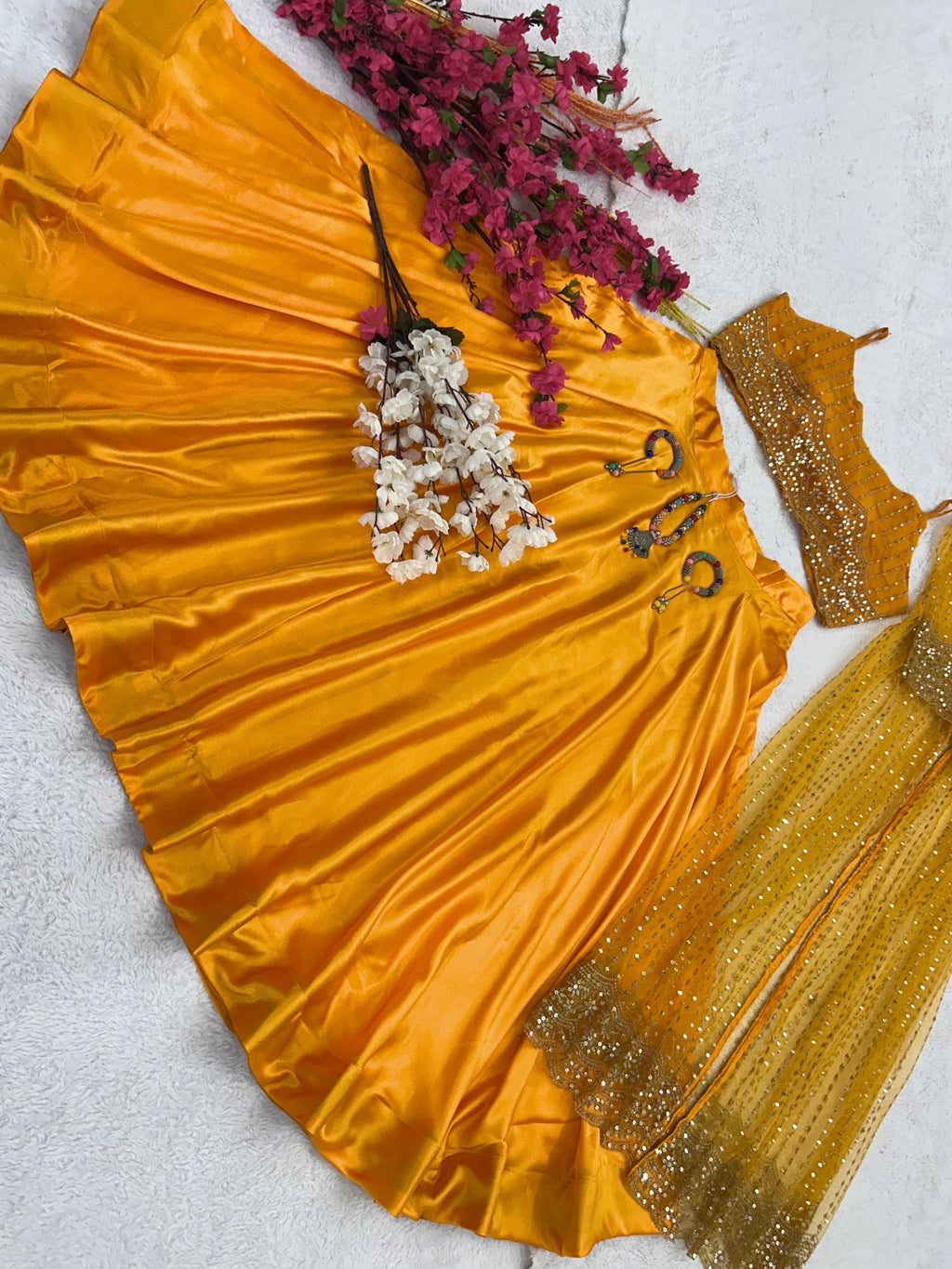 कढ़ाई अनुक्रम कार्य के साथ डिजाइनर पार्टी वियर लुक सूट सेट