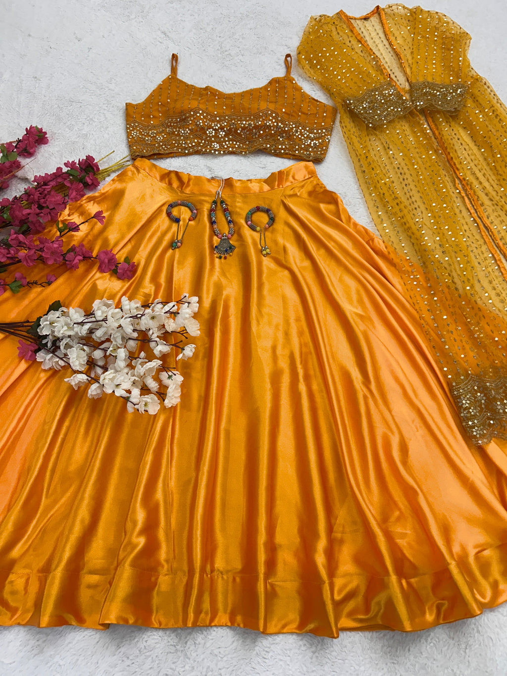 कढ़ाई अनुक्रम कार्य के साथ डिजाइनर पार्टी वियर लुक सूट सेट