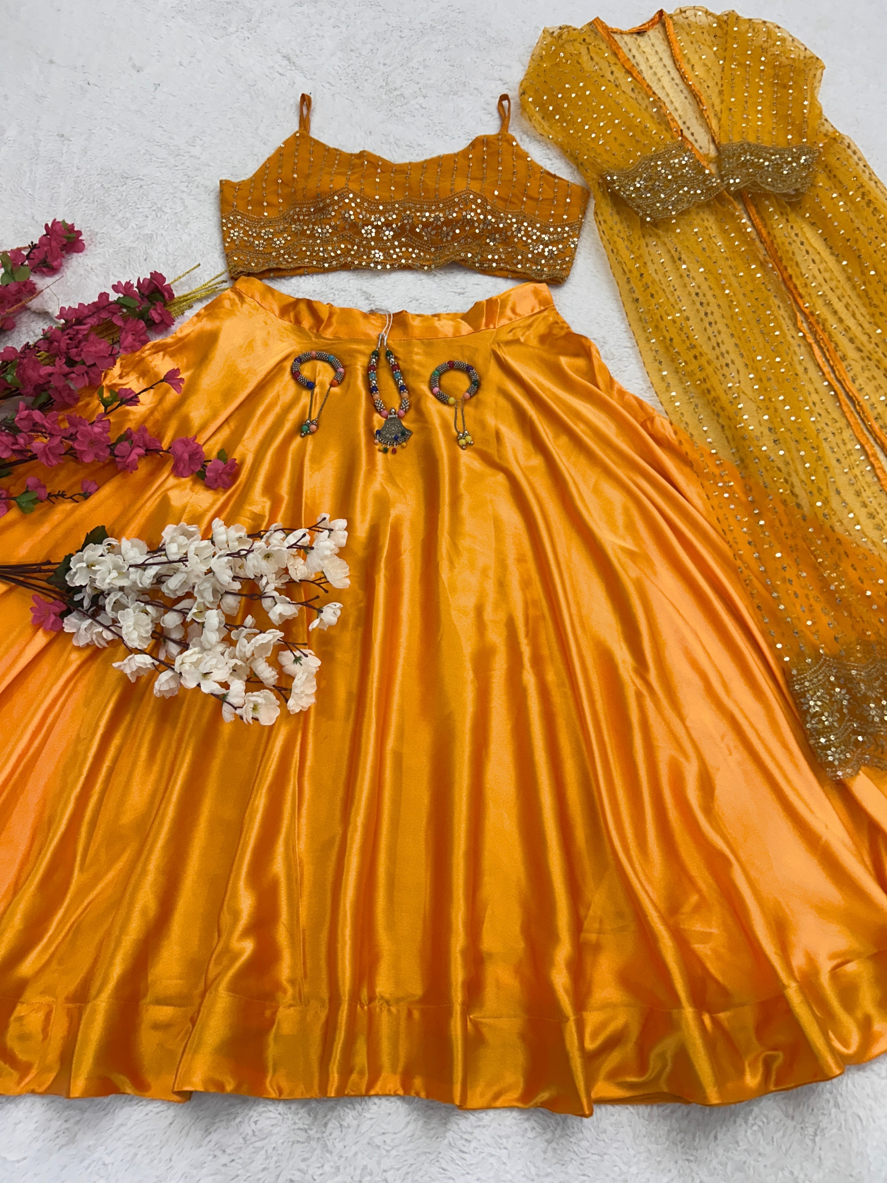 कढ़ाई अनुक्रम कार्य के साथ डिजाइनर पार्टी वियर लुक सूट सेट