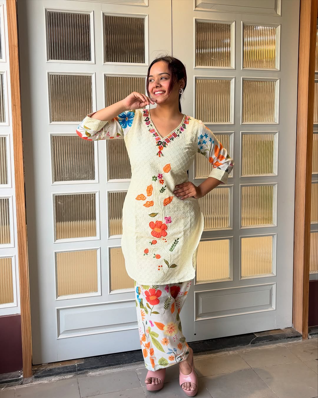 कढ़ाई के काम के साथ पार्टी वियर लुक खूबसूरत टॉप और बॉटम