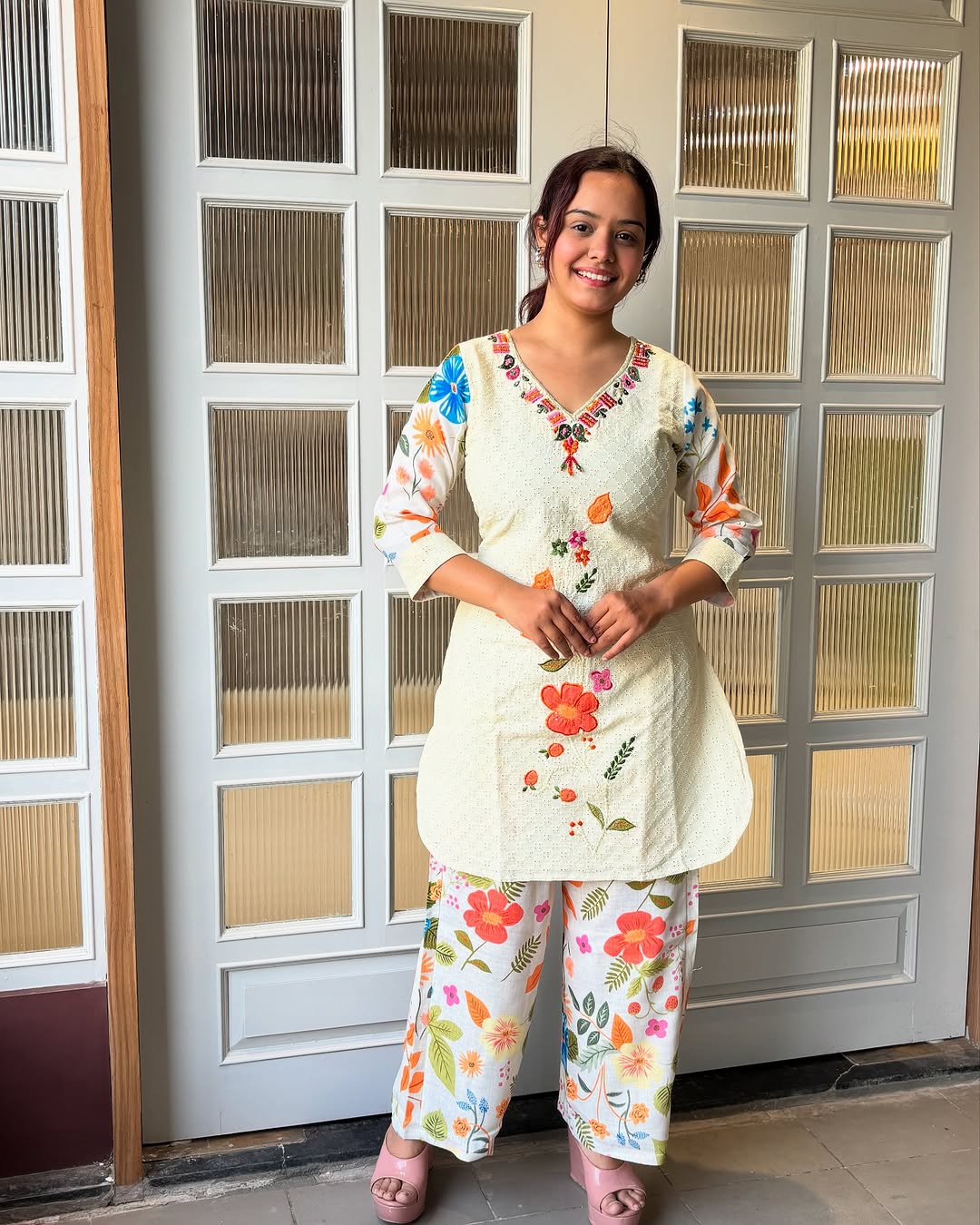 कढ़ाई के काम के साथ पार्टी वियर लुक खूबसूरत टॉप और बॉटम