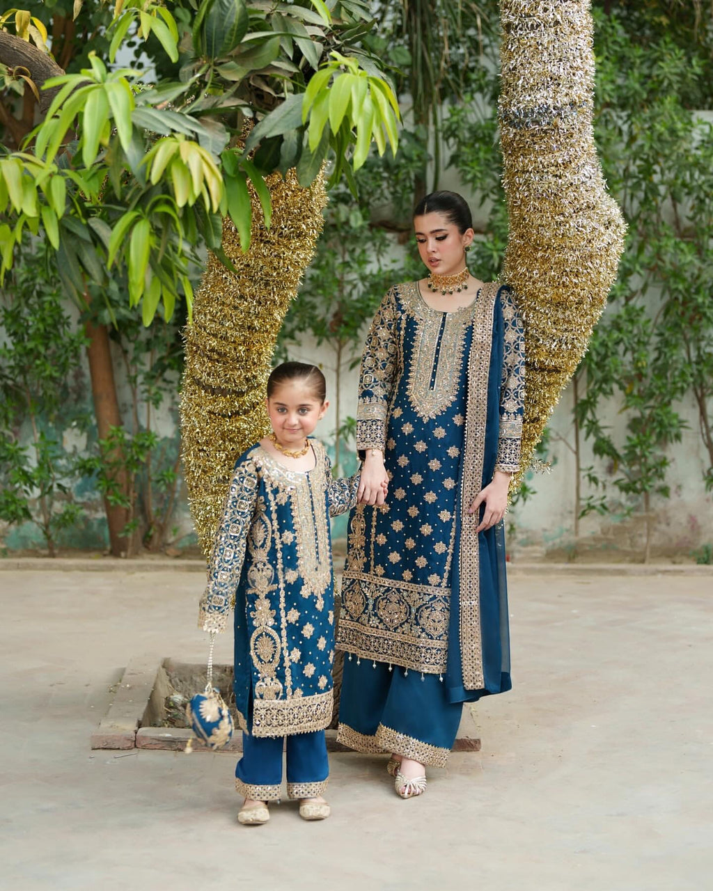 पार्टी वियर डिज़ाइनर माँ बेटी संयोजन डिज़ाइन