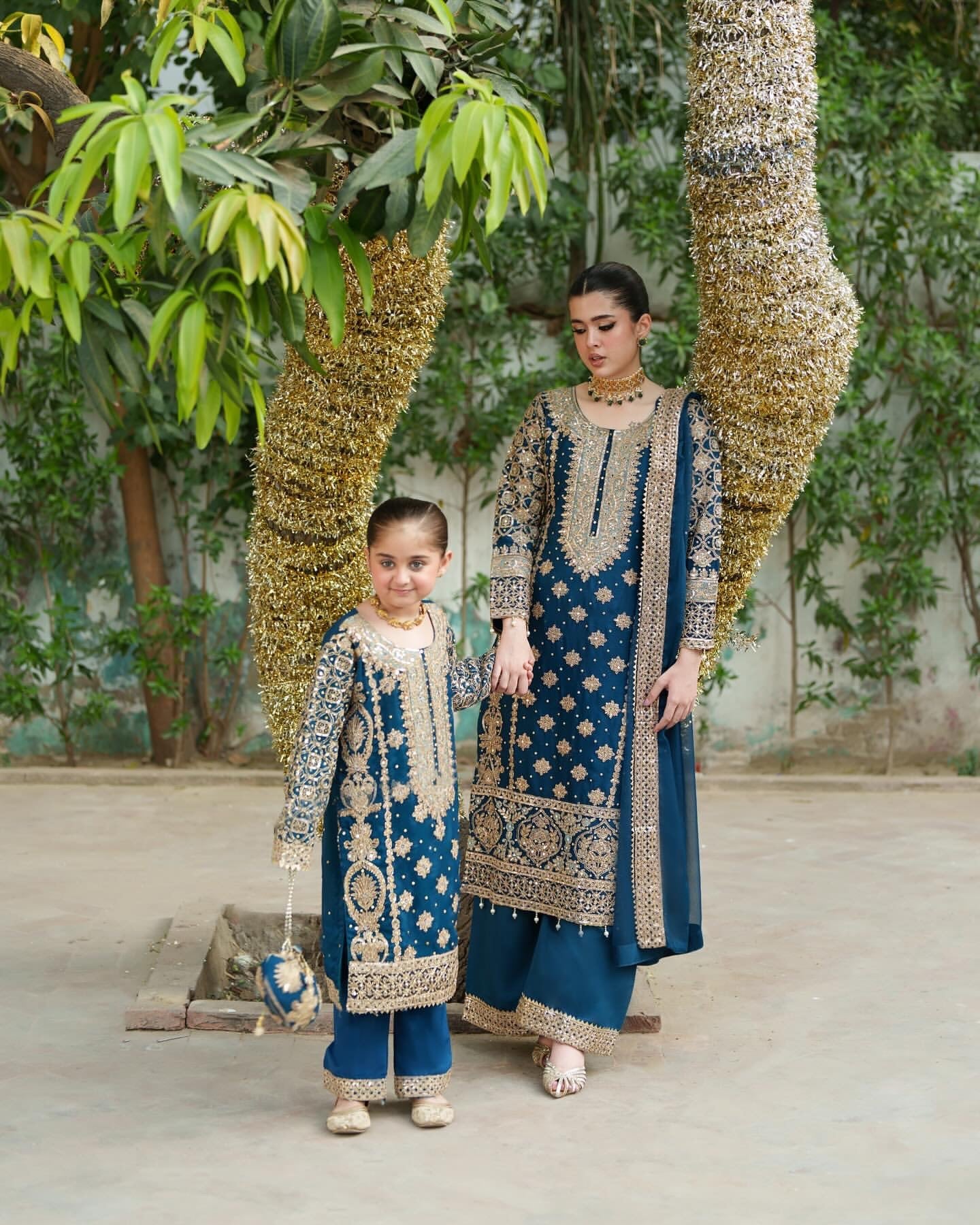 पार्टी वियर डिज़ाइनर माँ बेटी संयोजन डिज़ाइन