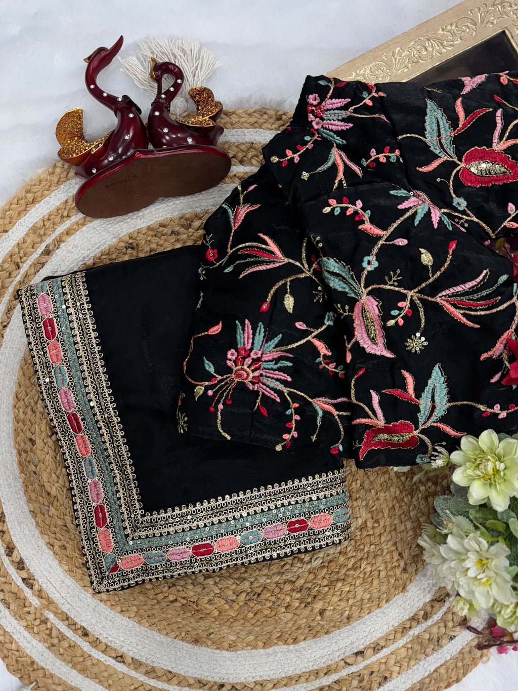 पार्टी वियर खूबसूरत साड़ी सेक्विन कढ़ाई वर्क लेस बॉर्डर के साथ