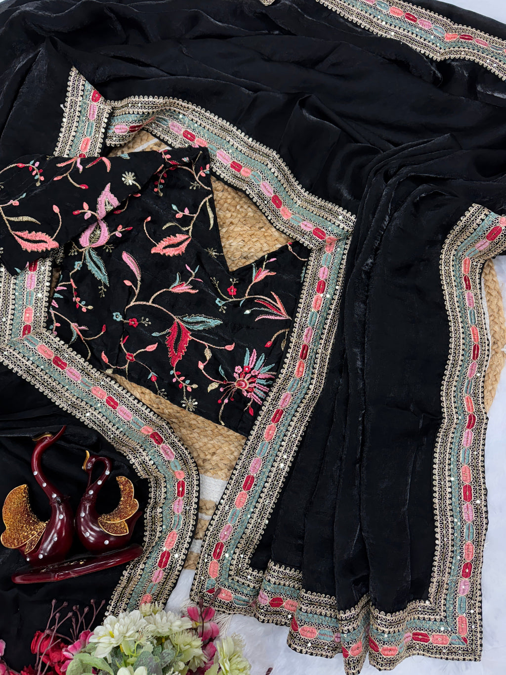 पार्टी वियर खूबसूरत साड़ी सेक्विन कढ़ाई वर्क लेस बॉर्डर के साथ