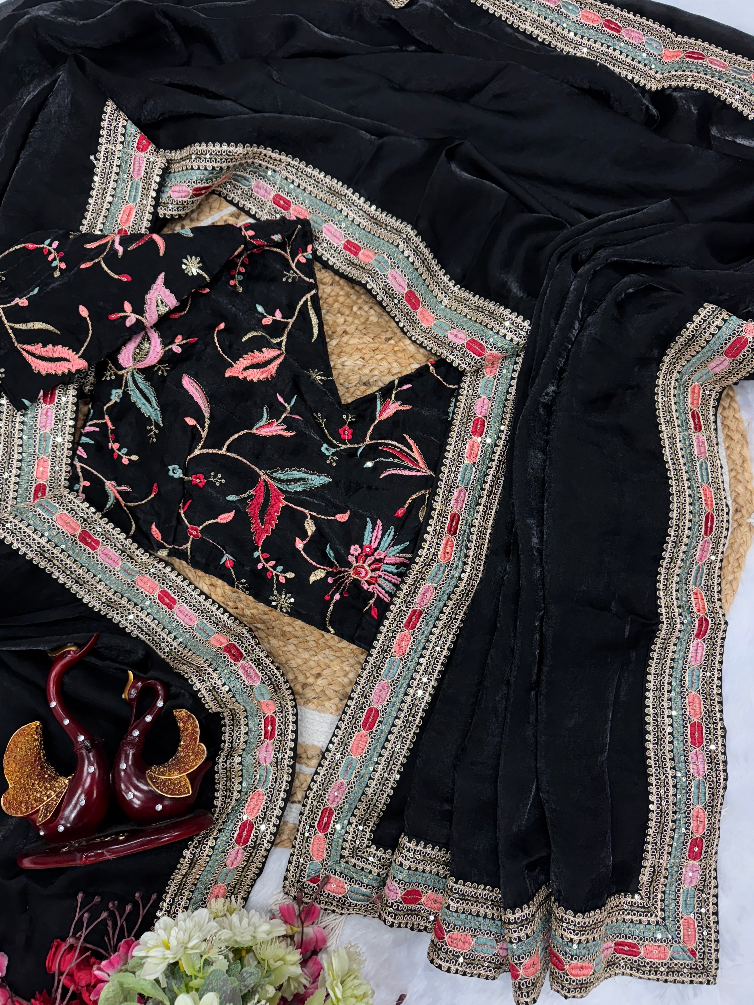 पार्टी वियर खूबसूरत साड़ी सेक्विन कढ़ाई वर्क लेस बॉर्डर के साथ