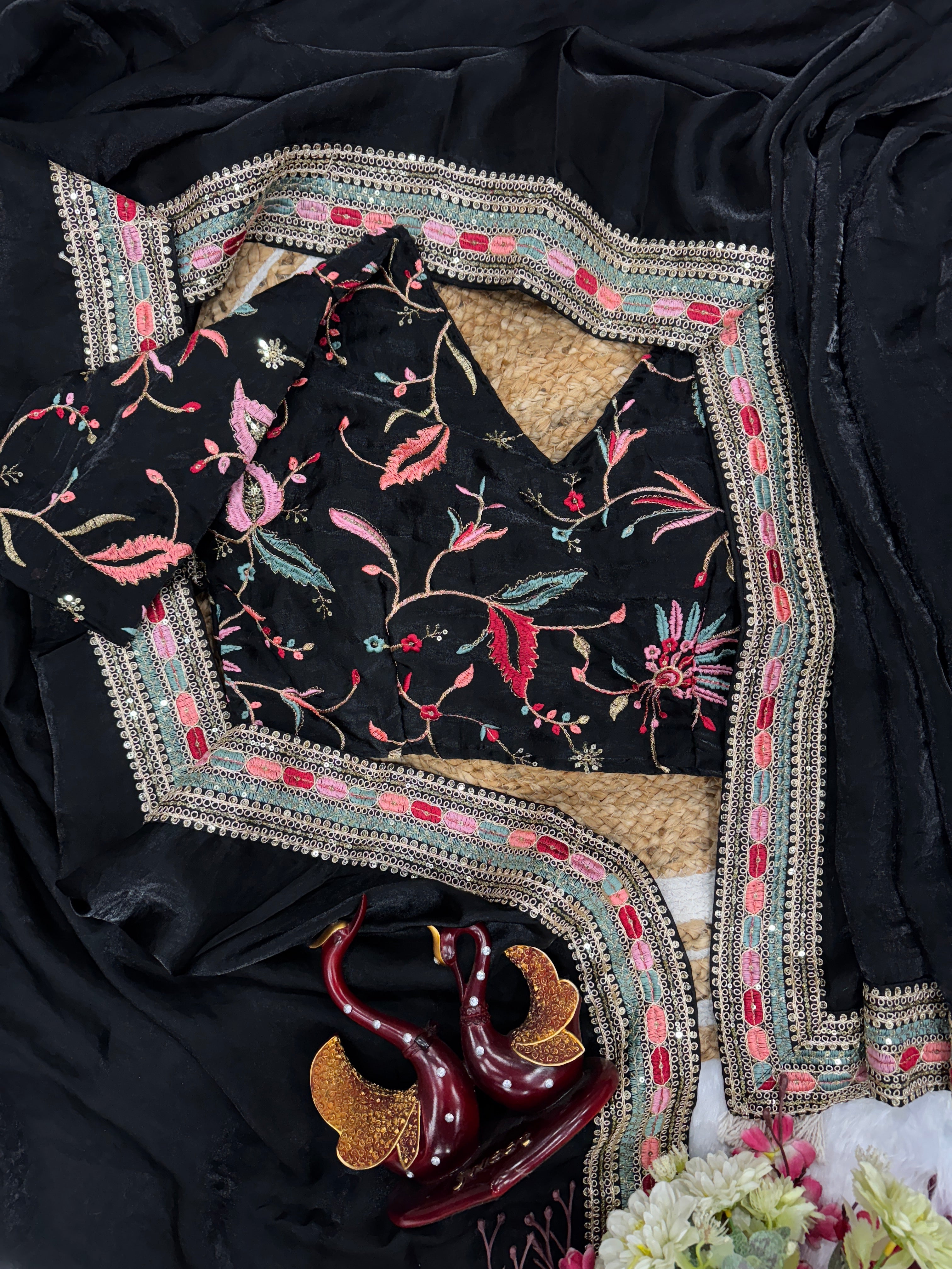 पार्टी वियर खूबसूरत साड़ी सेक्विन कढ़ाई वर्क लेस बॉर्डर के साथ