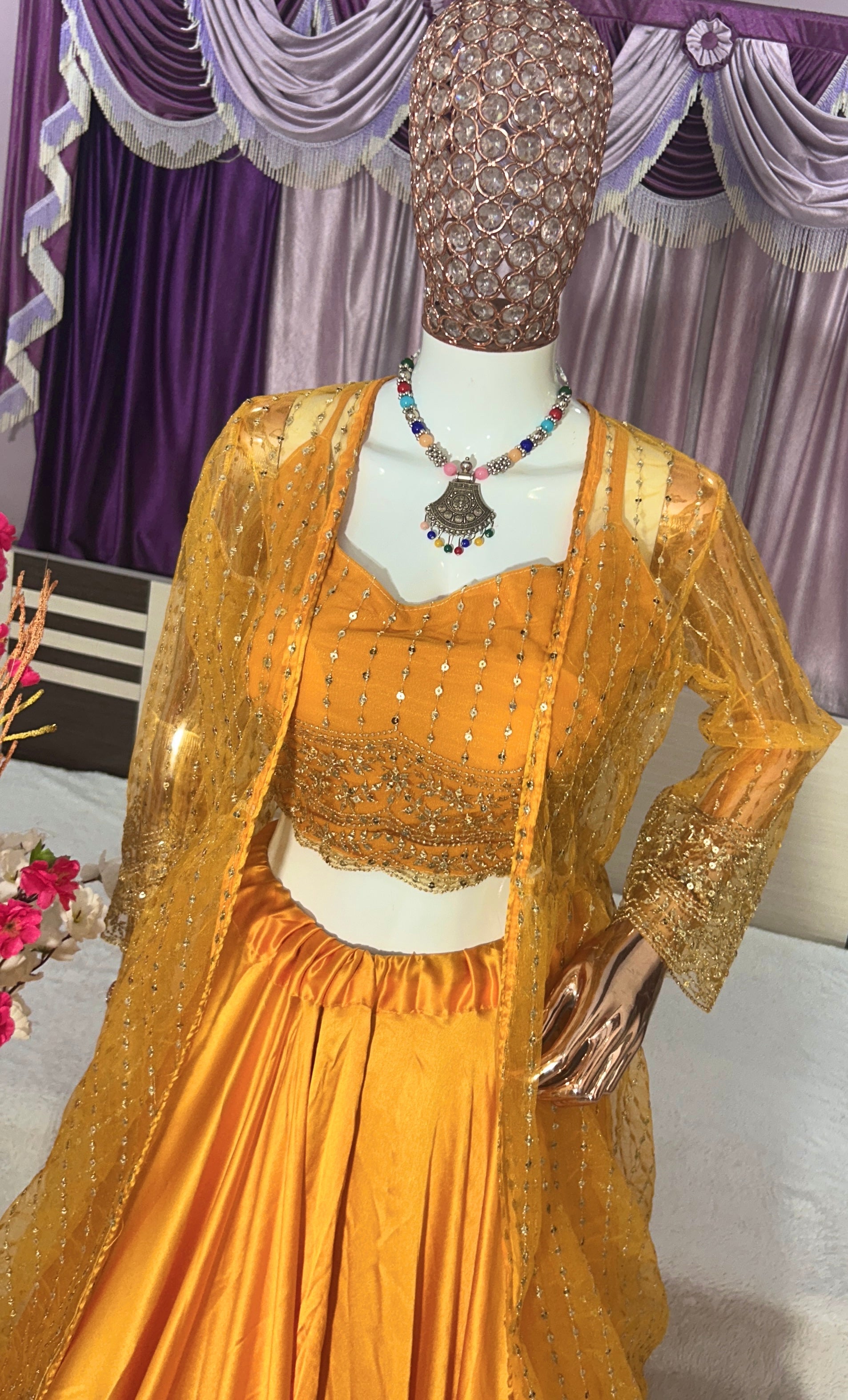 कढ़ाई अनुक्रम कार्य के साथ डिजाइनर पार्टी वियर लुक सूट सेट