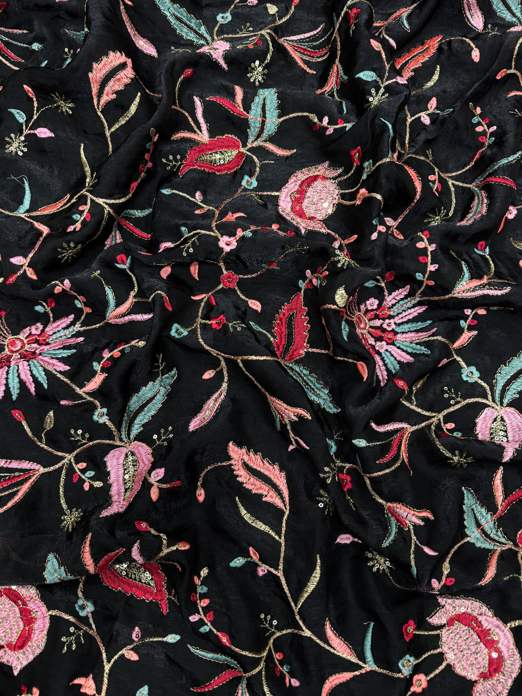 पार्टी वियर खूबसूरत साड़ी सेक्विन कढ़ाई वर्क लेस बॉर्डर के साथ