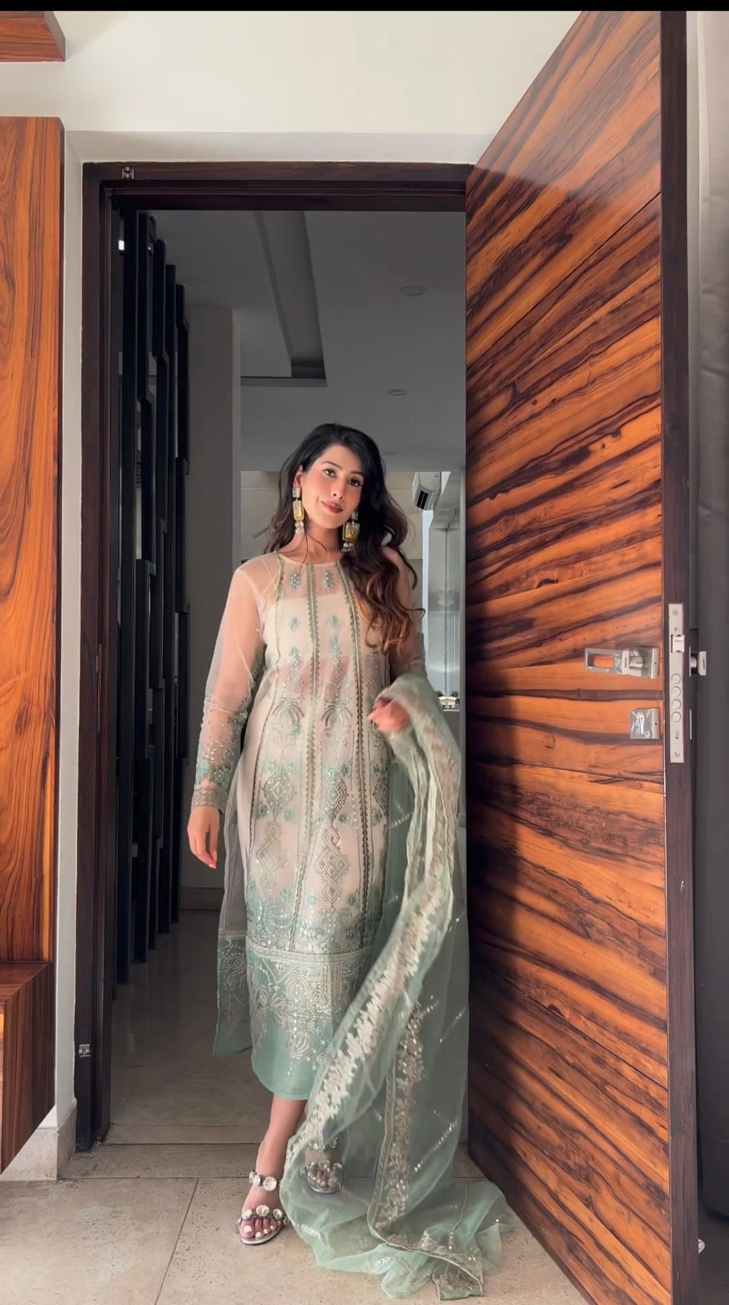 कढ़ाई अनुक्रम कार्य के साथ पार्टी वियर फैंसी 4 पीस