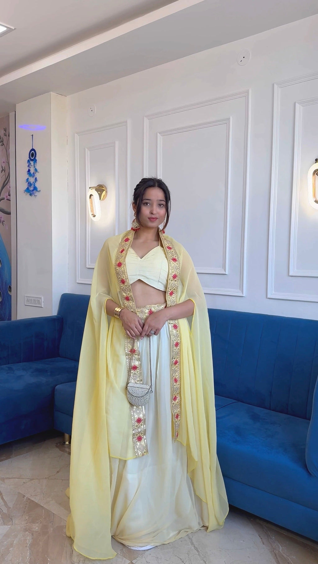 पार्टी वियर स्टाइलिश इंडो वेस्टर्न लहंगा सेट थ्रेड, डोरी और सेक्विन वर्क के साथ