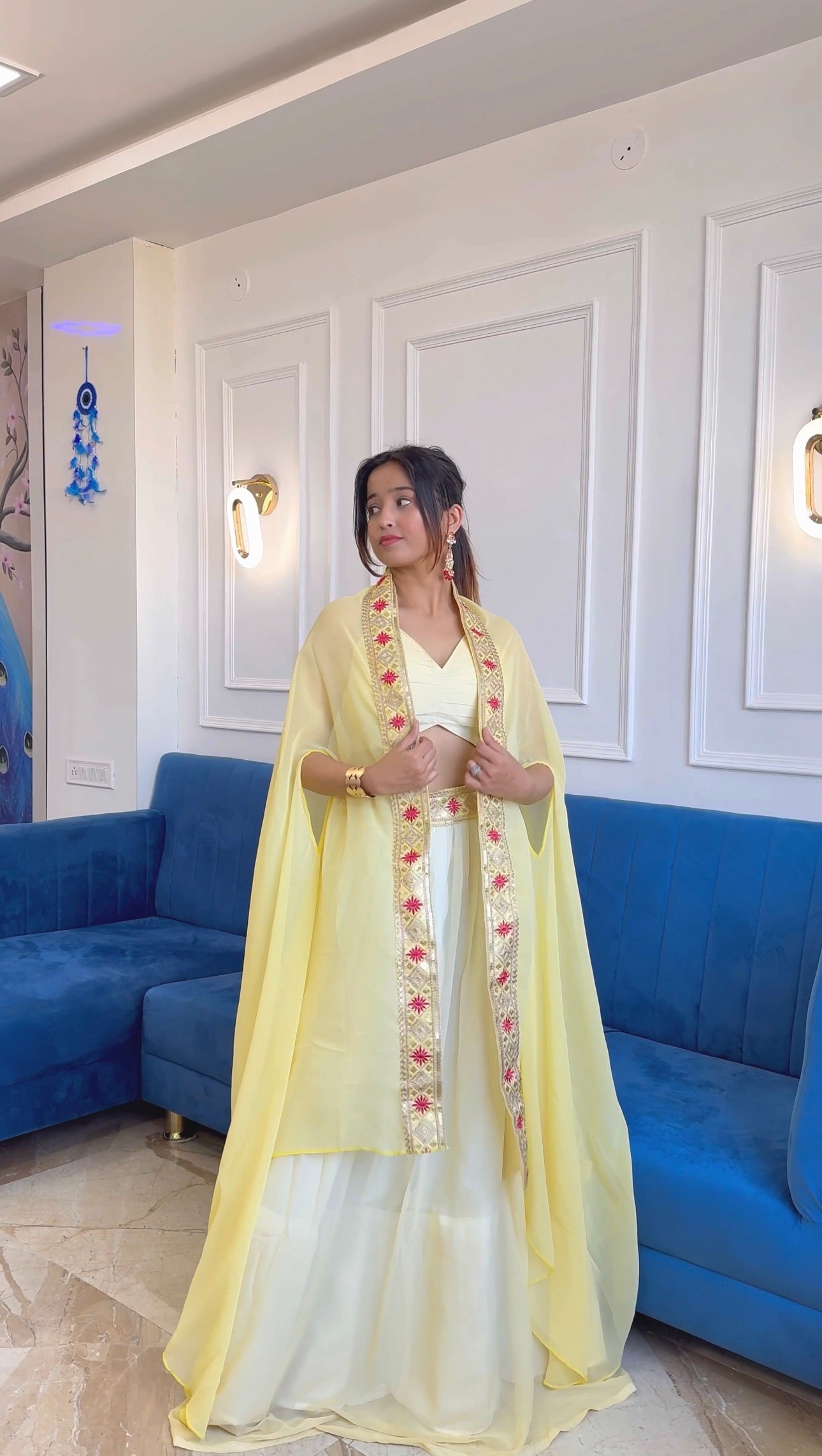 पार्टी वियर स्टाइलिश इंडो वेस्टर्न लहंगा सेट थ्रेड, डोरी और सेक्विन वर्क के साथ