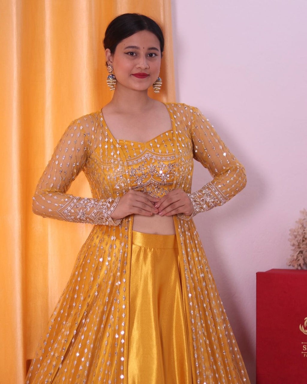 कढ़ाई अनुक्रम कार्य के साथ डिजाइनर पार्टी वियर लुक सूट सेट