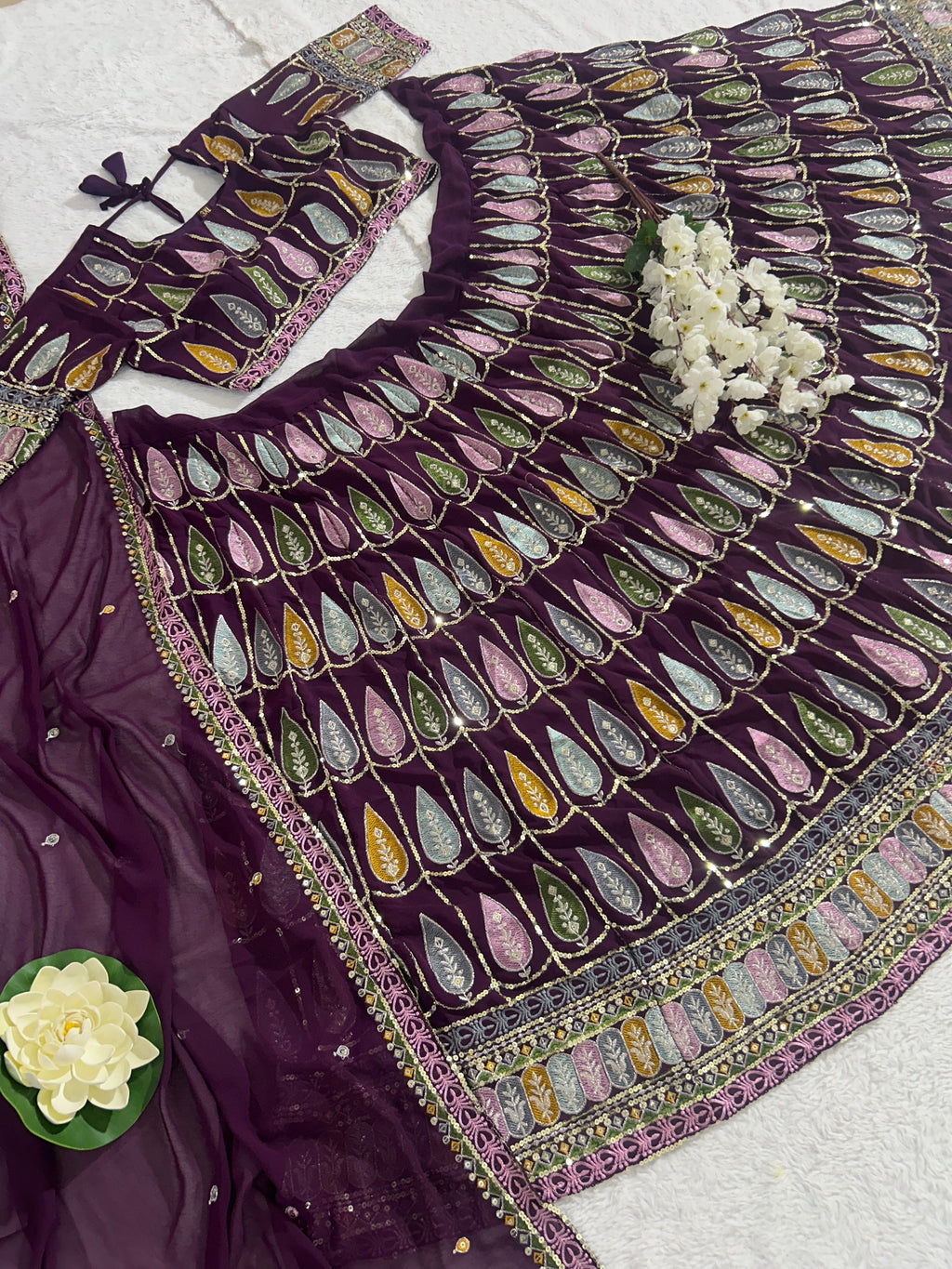 कढ़ाई सीक्वेंस वर्क के साथ पार्टी वियर लहंगा चोली