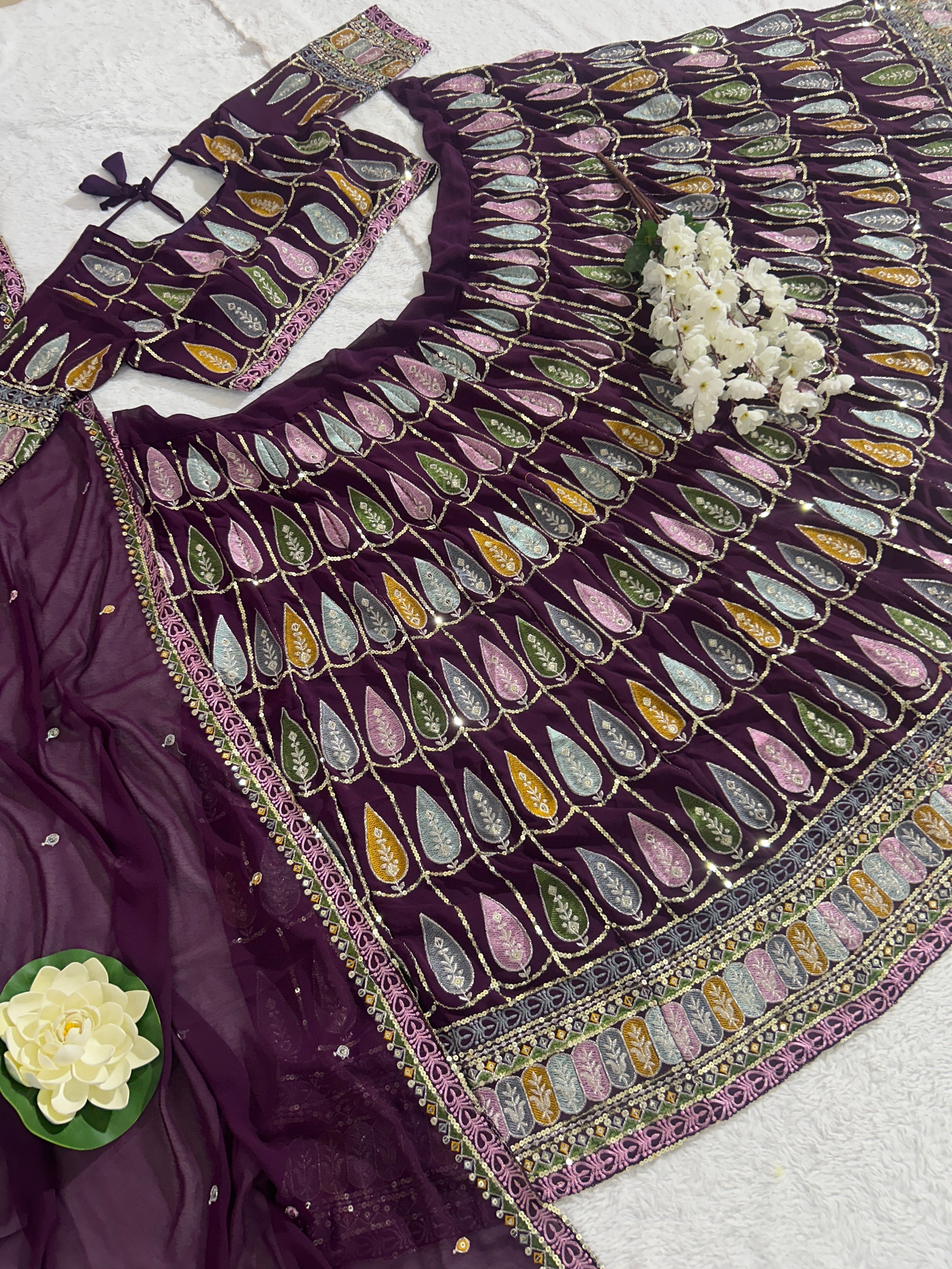 कढ़ाई सीक्वेंस वर्क के साथ पार्टी वियर लहंगा चोली